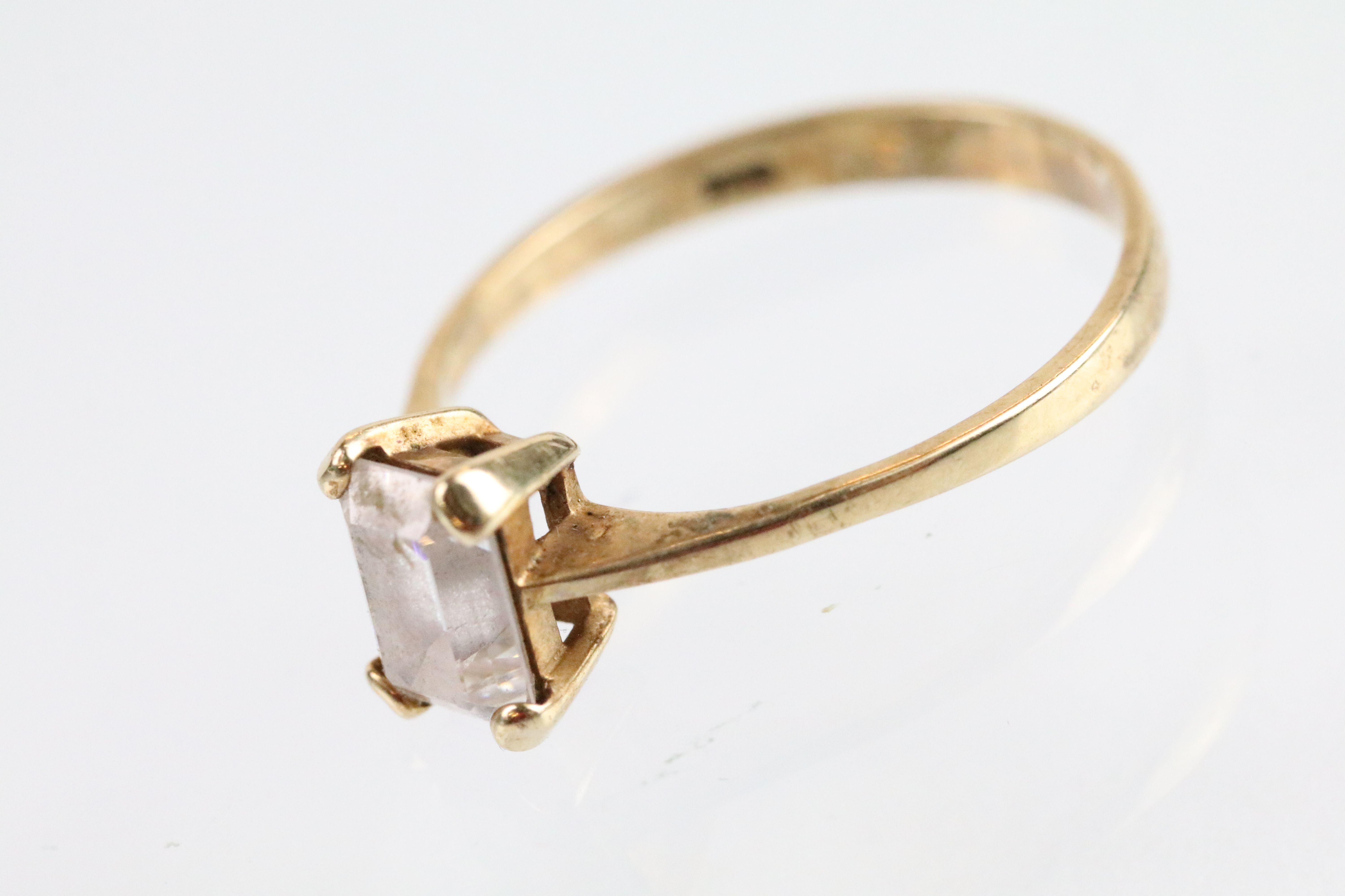 9ct gold and white stone solitaire ring set with a emerald cut white stone (hallmarked London - Bild 7 aus 11