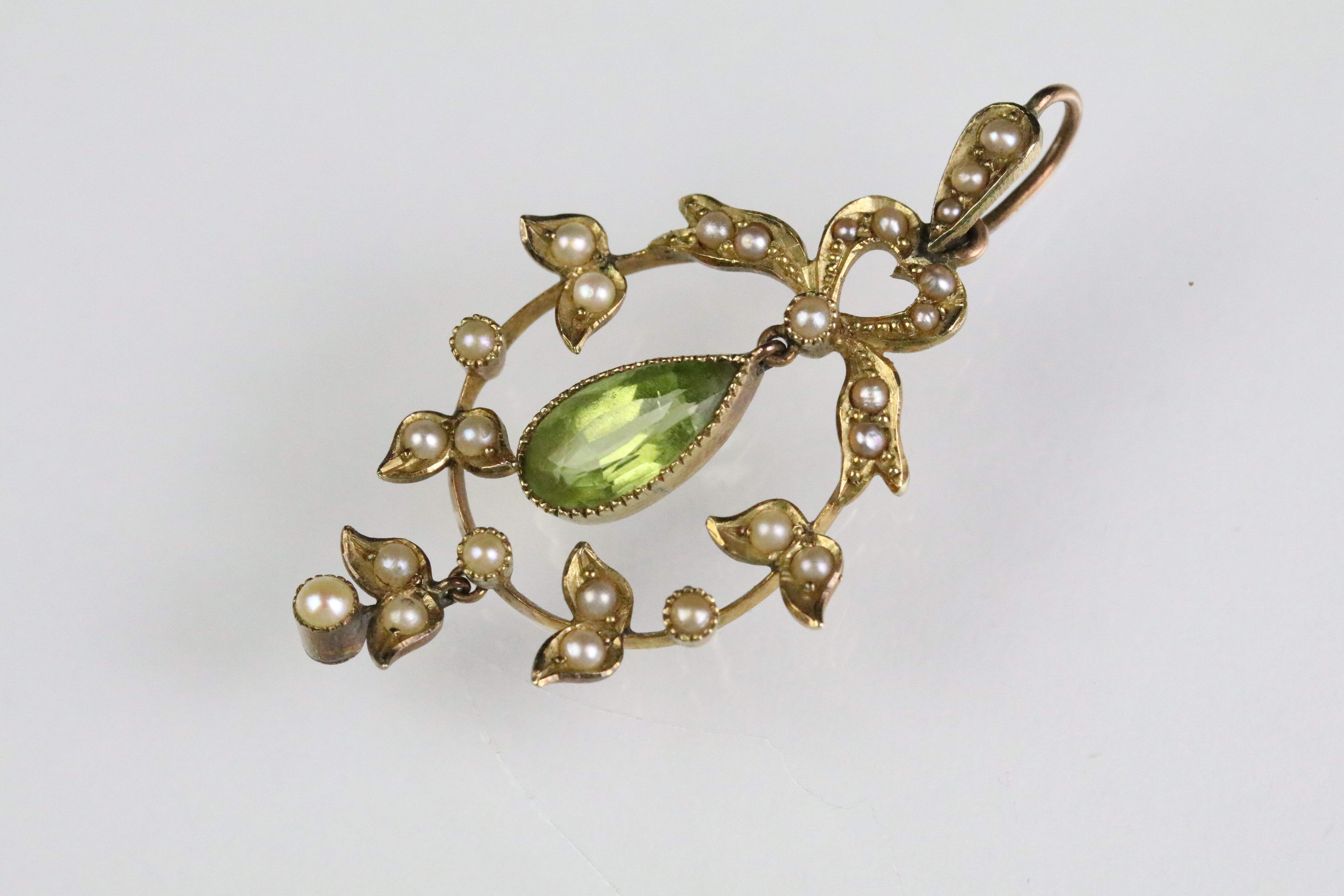 Early 20th Century Edwardian 15ct gold peridot and seed pearl pendant having an open work foliate - Bild 3 aus 8