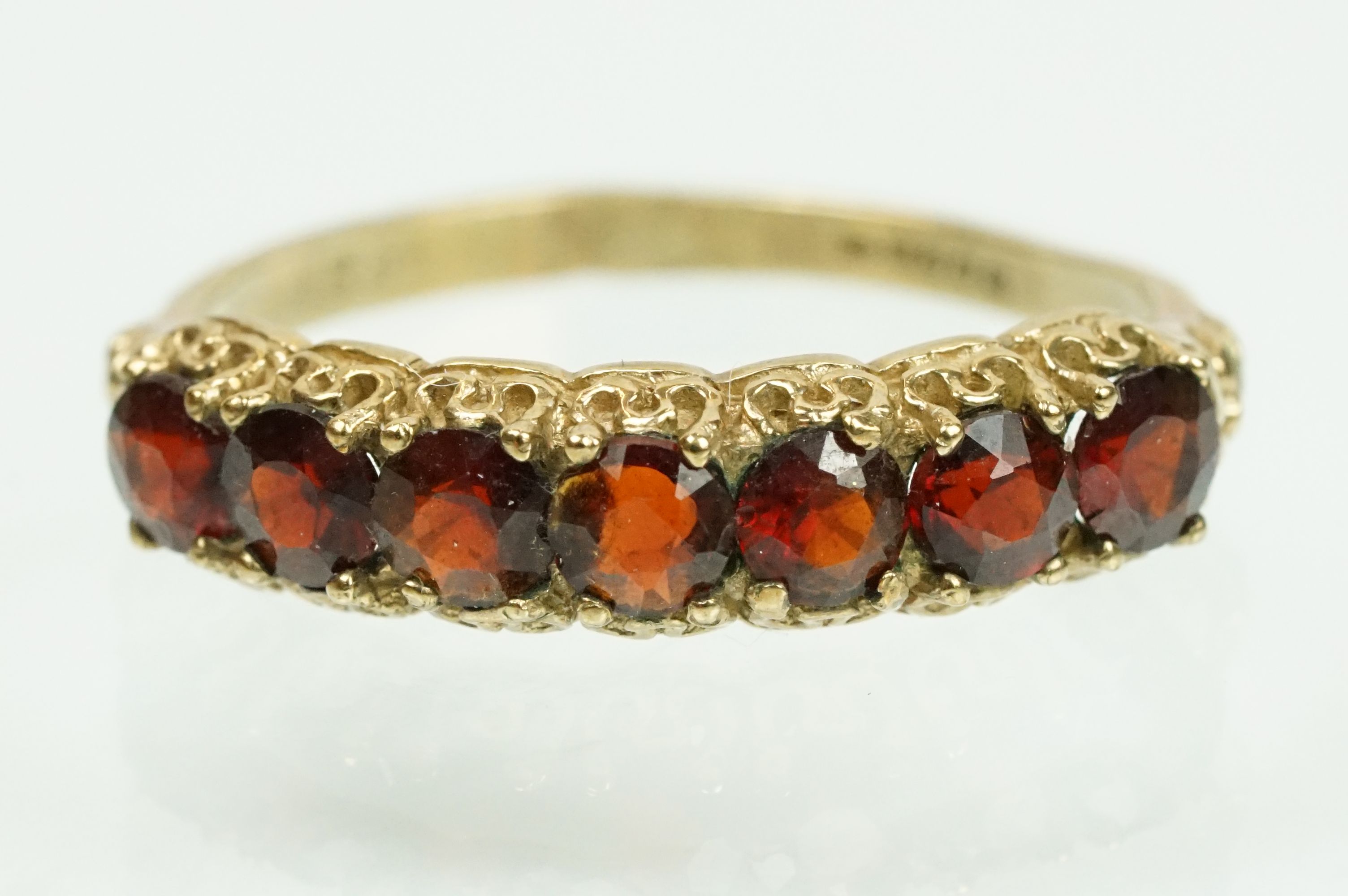 9ct gold and garnet seven stone ring set with seven round cut garnets to a plain shank. Hallmarked - Image 2 of 9