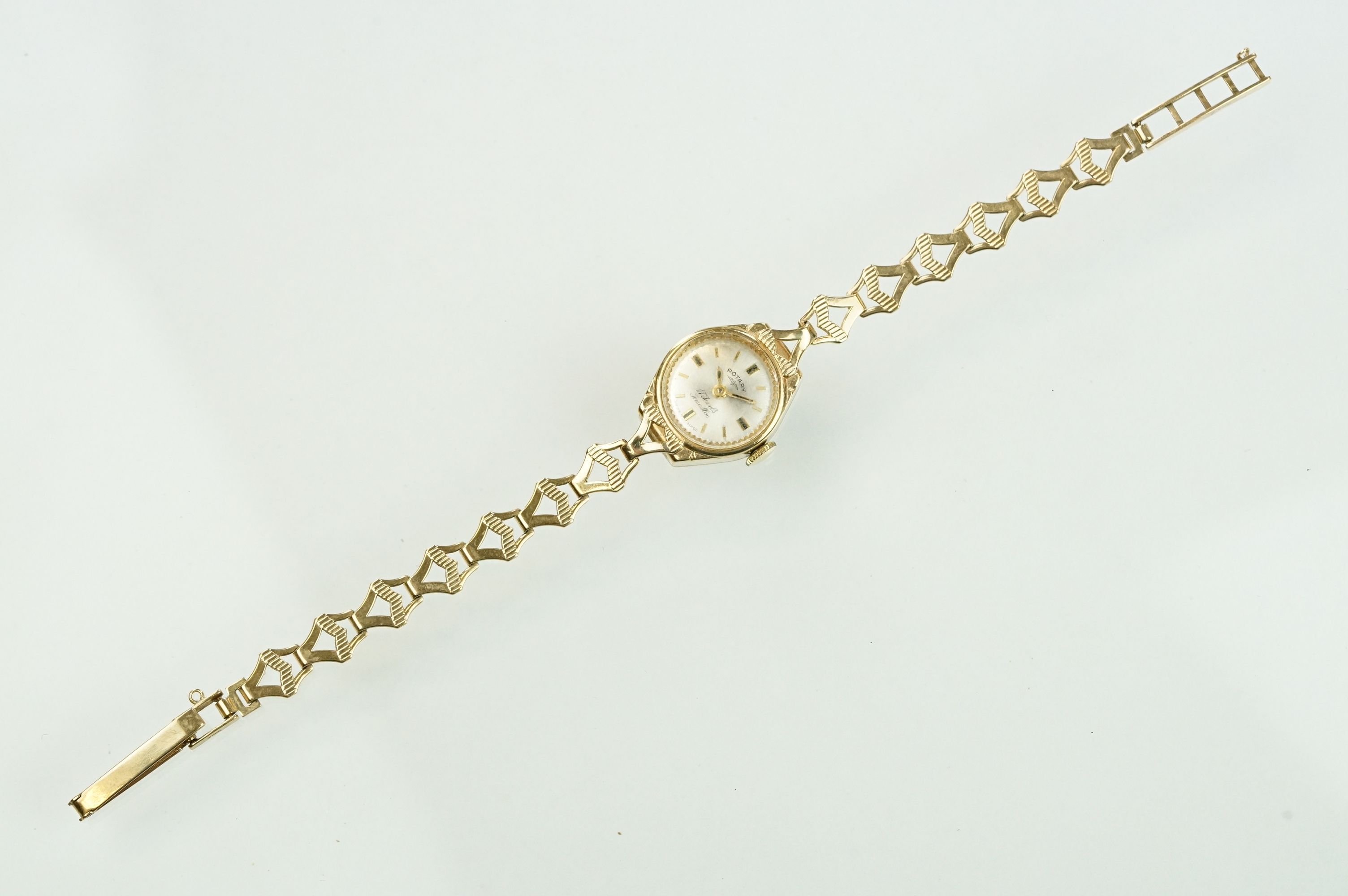 Rotary 9ct gold ladies wrist watch having a round face with baton markings to the chapter ring - Image 6 of 11