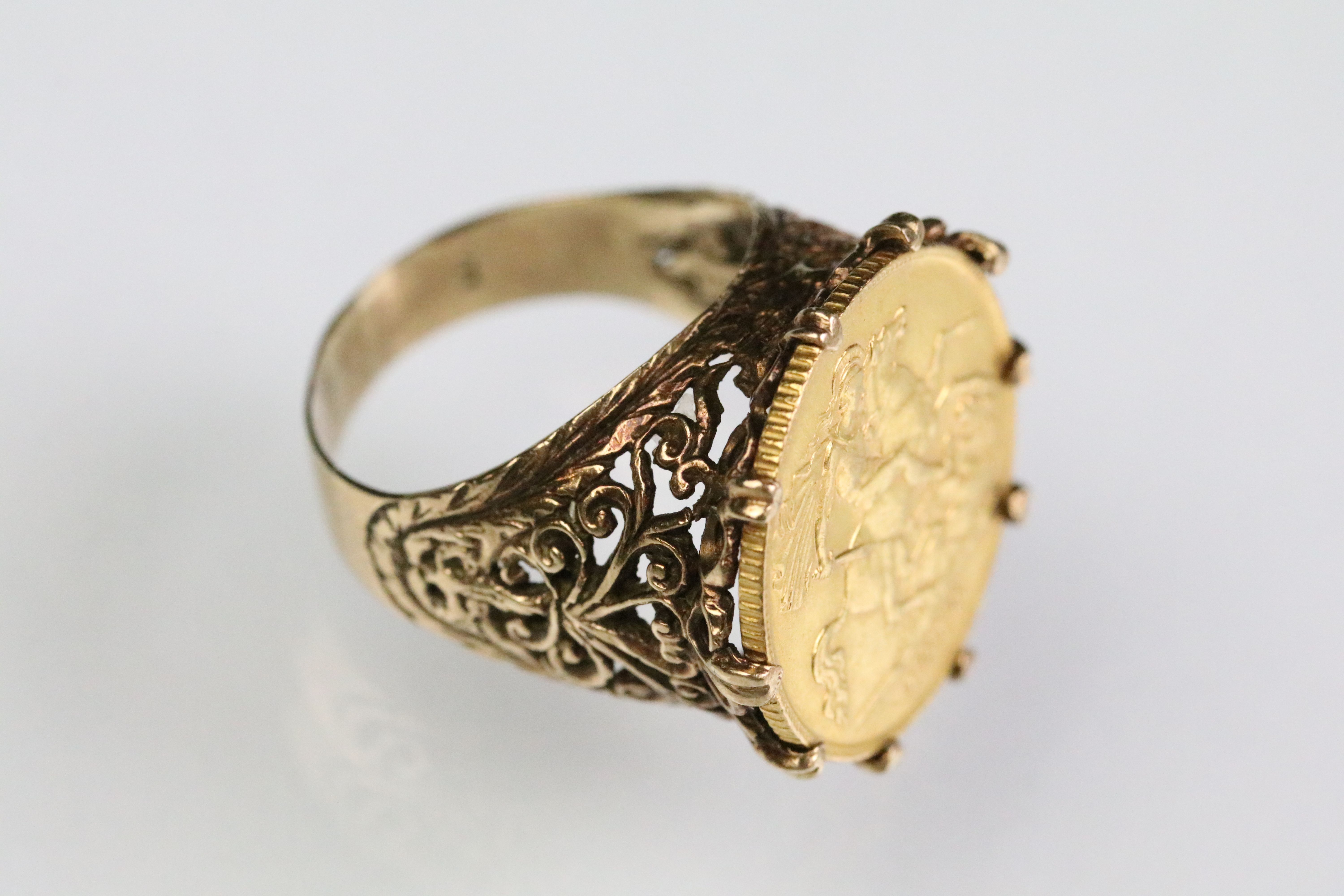 1910 half sovereign set into a 9ct gold pierced scrolled detail ring mount. Hallmarked 9ct to - Image 3 of 5