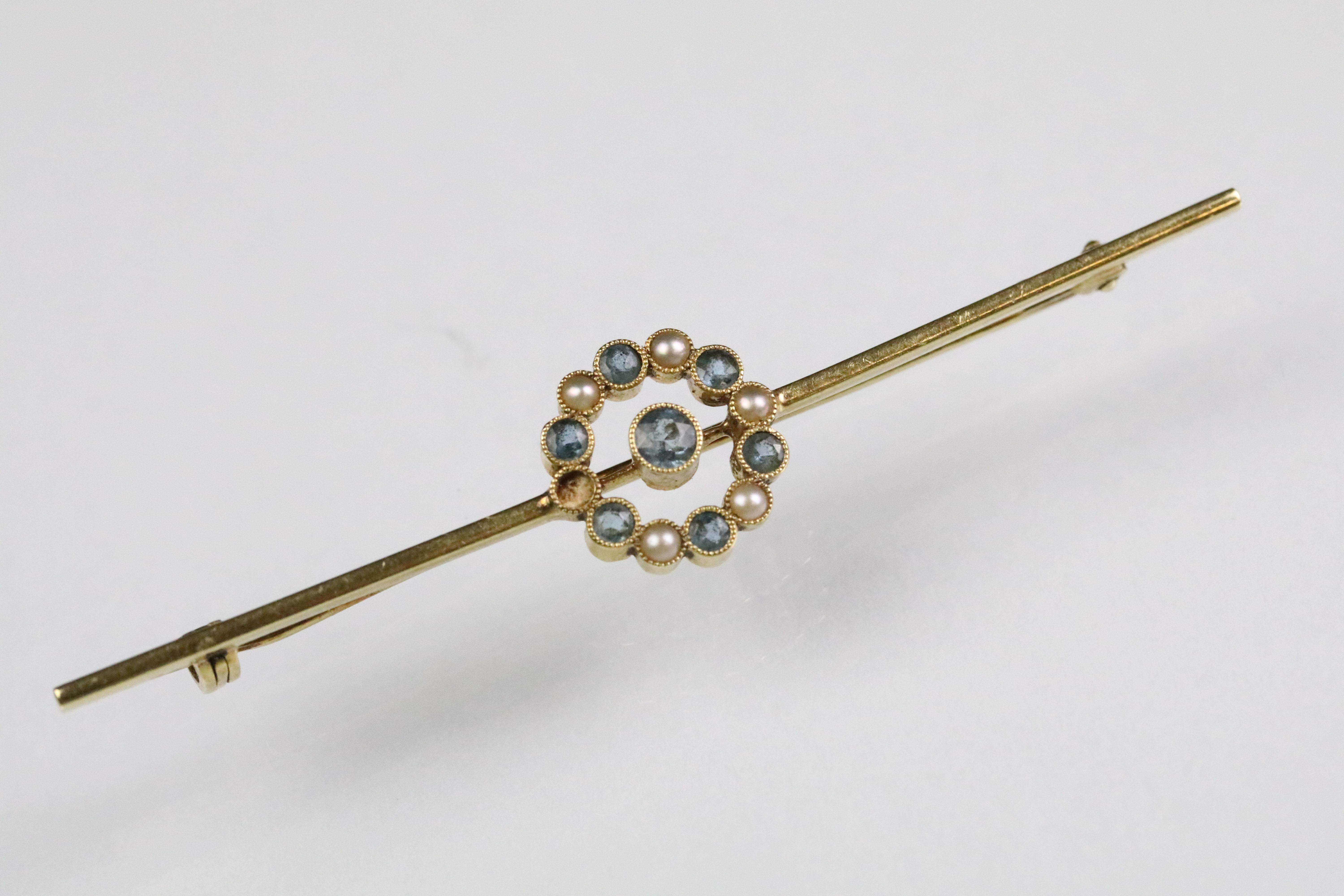 15ct gold aquamarine and pearl bar brooch. The brooch having a central millegrain set aquamarine - Image 2 of 4