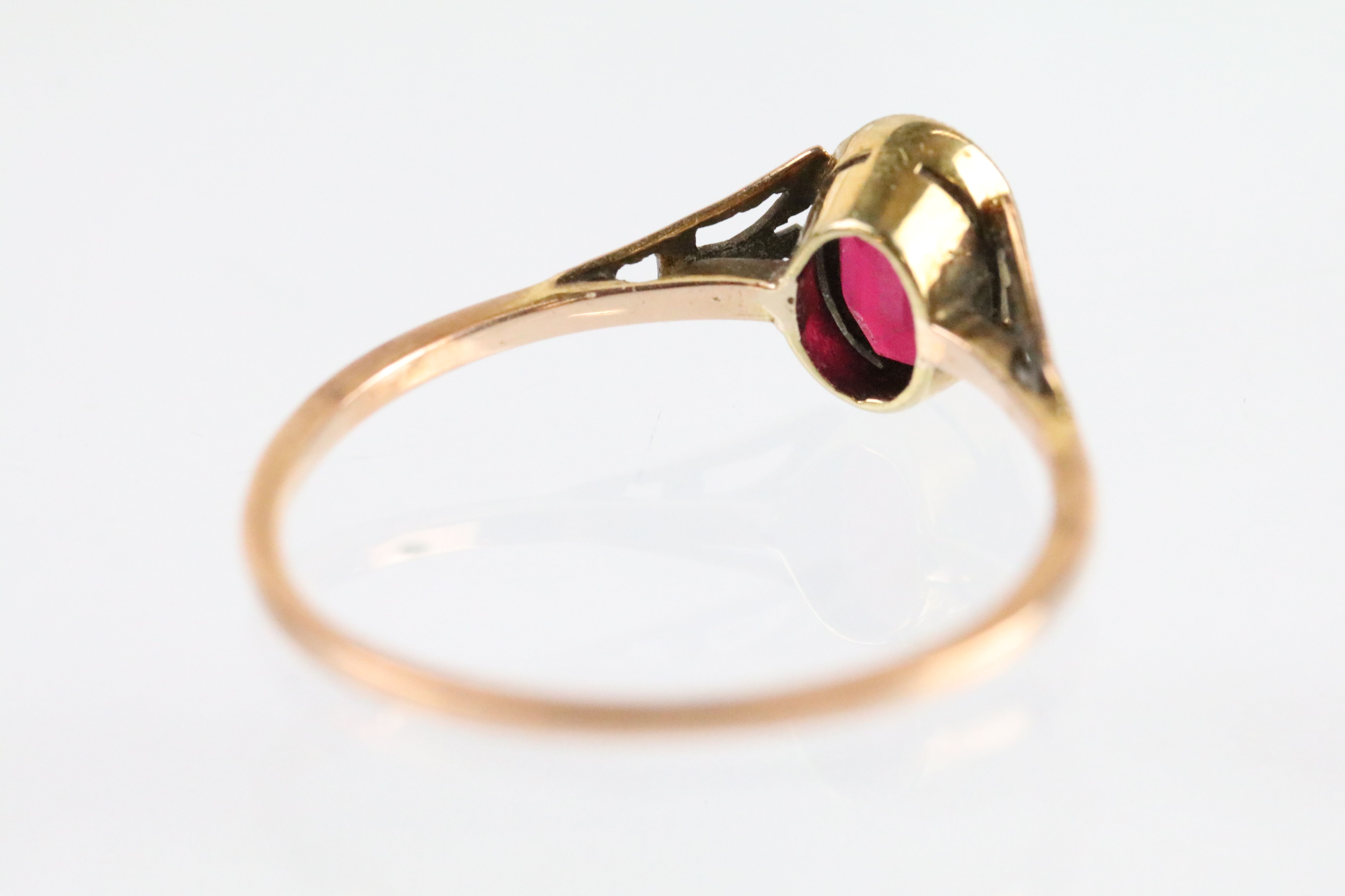 Early 20th Century Edwardian 9ct gold and ruby ring. The ring being bezel set with an oval mixed cut - Bild 5 aus 6