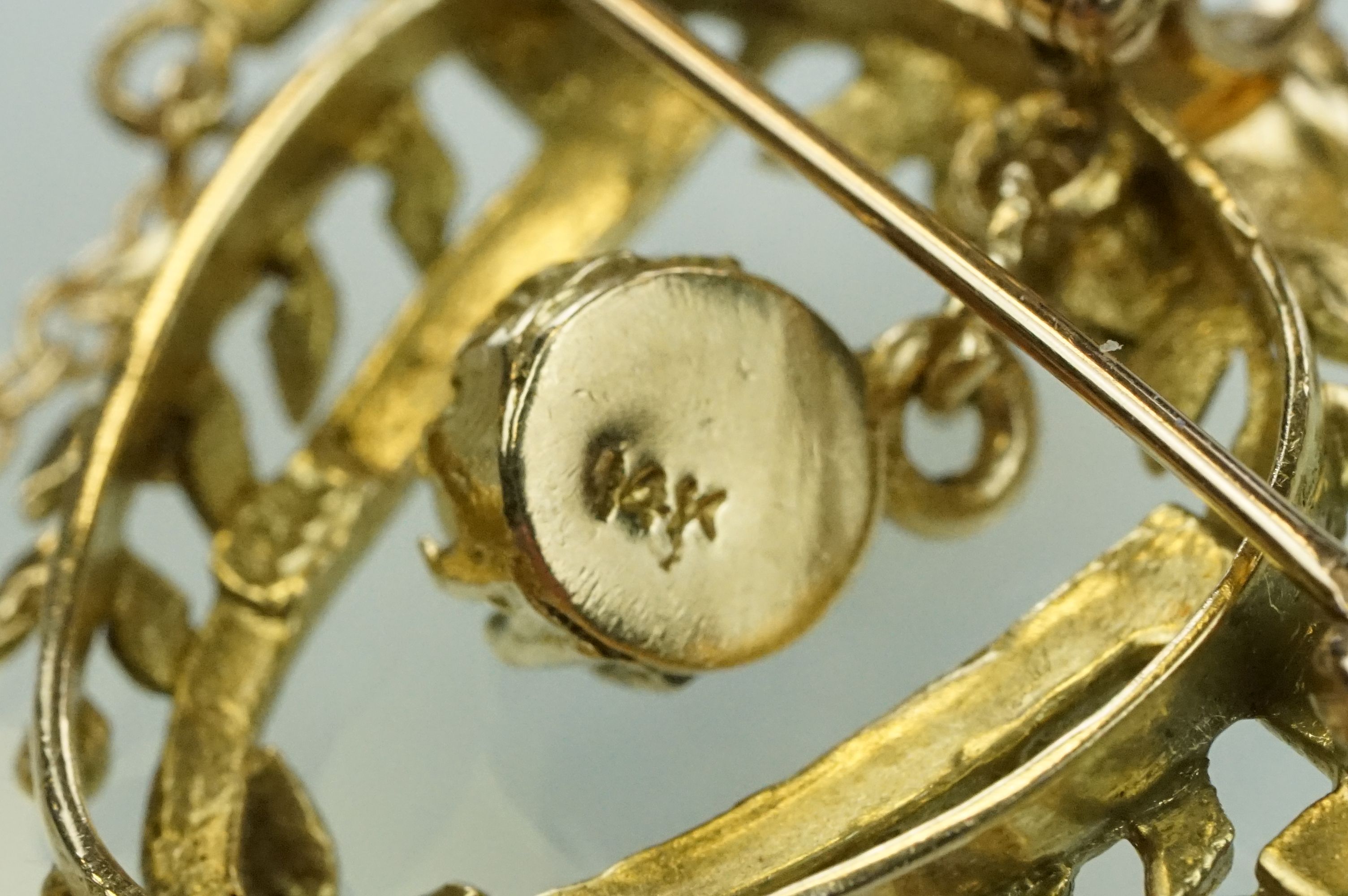 14ct gold and cultured pearl floral garland brooch. The brooch in the form of a U shaped foliate - Image 5 of 6