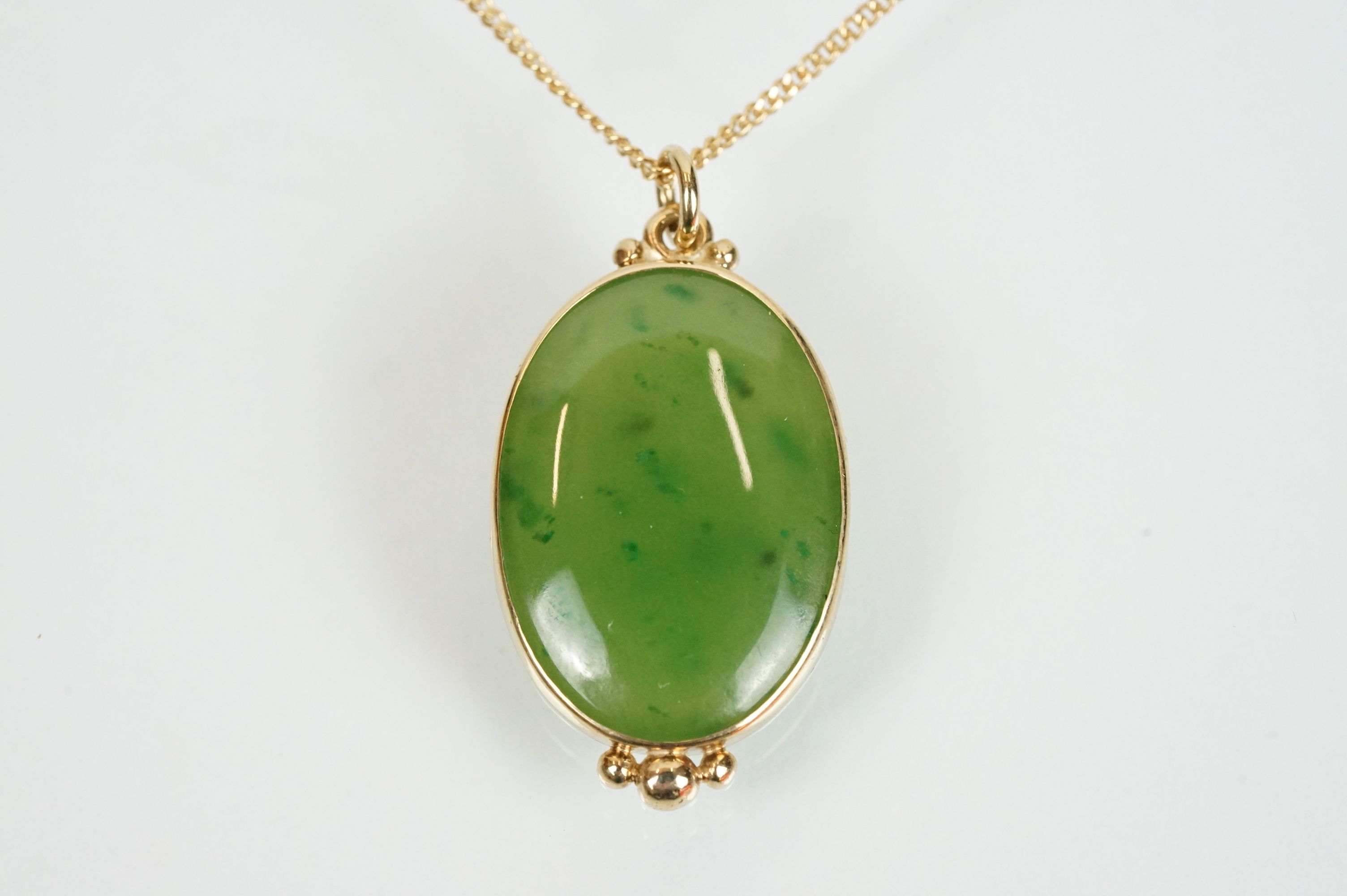9ct gold and nephrite earrings, bracelet and pendant necklace. The bracelet set with seven - Bild 2 aus 10