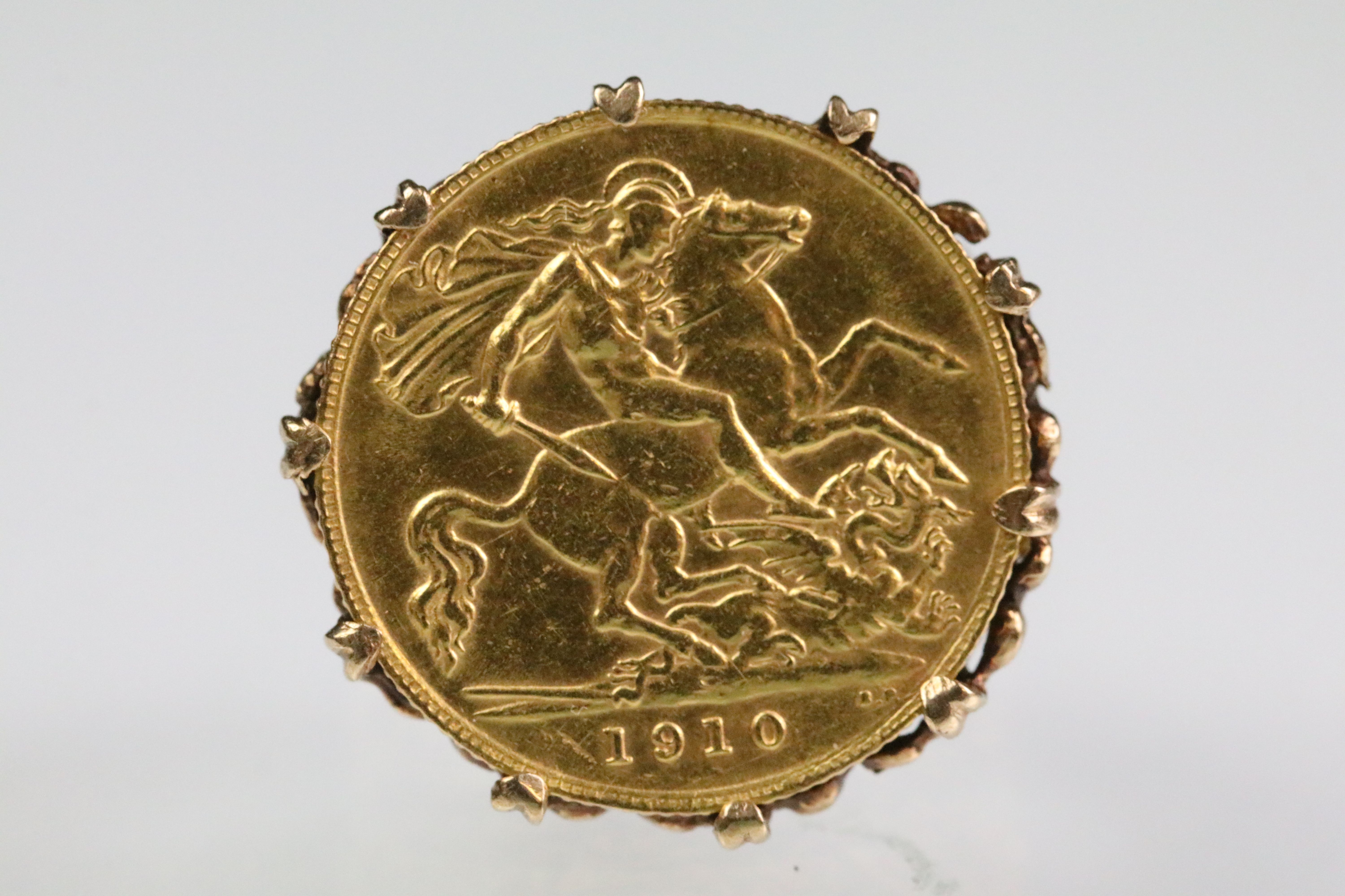 1910 half sovereign set into a 9ct gold pierced scrolled detail ring mount. Hallmarked 9ct to - Image 2 of 5