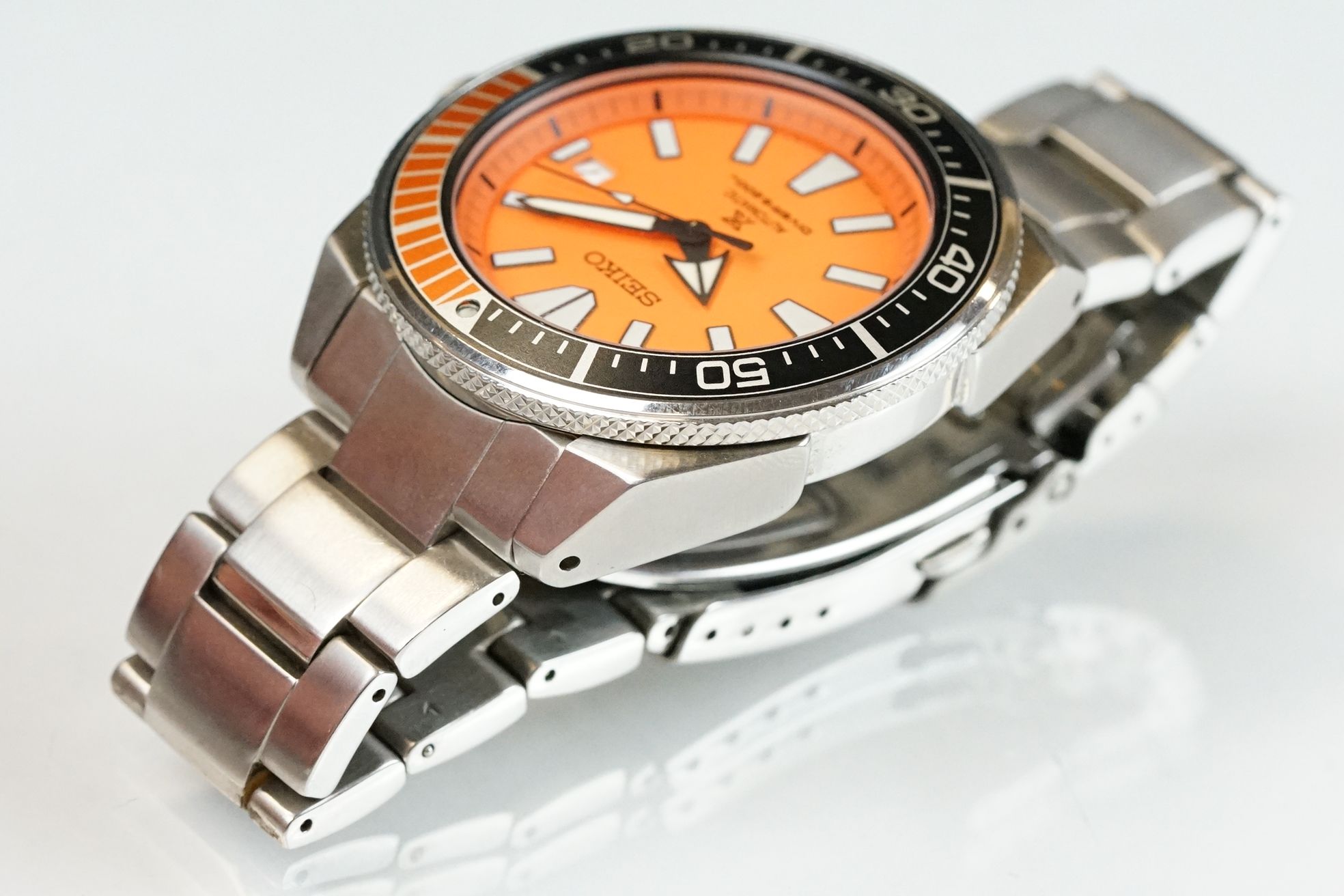 A gents Seiko automatic 200m divers watch, orange dial with black & orange rotating bezel, date - Bild 5 aus 10