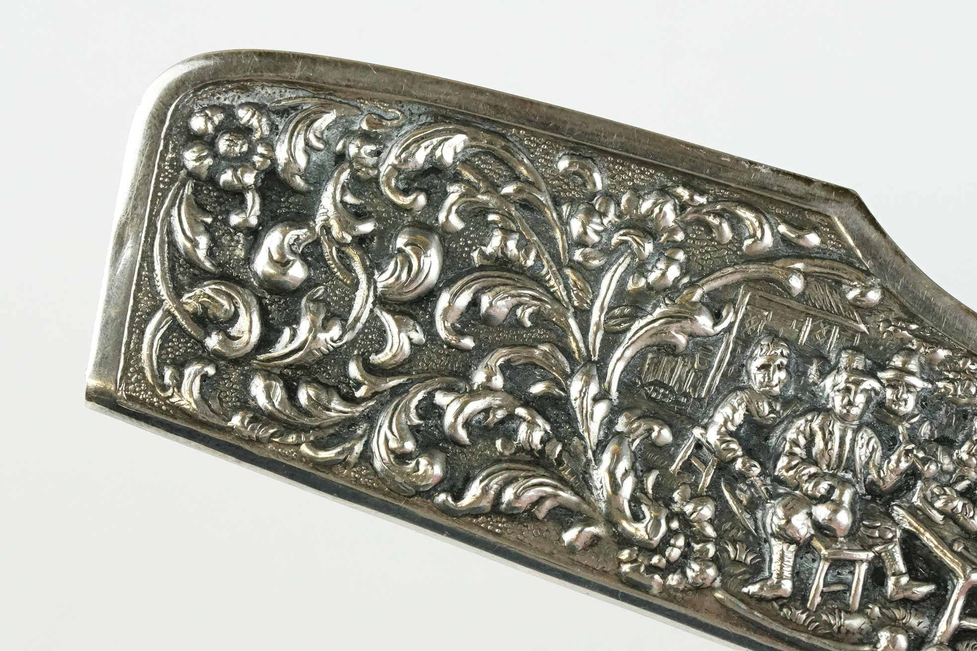 An antique sterling silver repoussé pattern hair comb and case. - Image 4 of 12