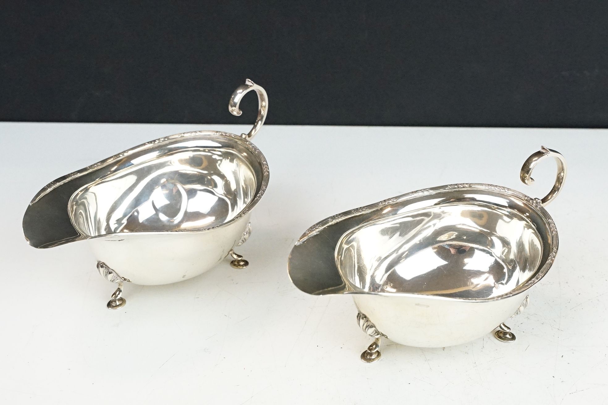 Pair of silver early 20th Century hallmarked serving jugs having reeded moulded foliate rims with - Bild 8 aus 10