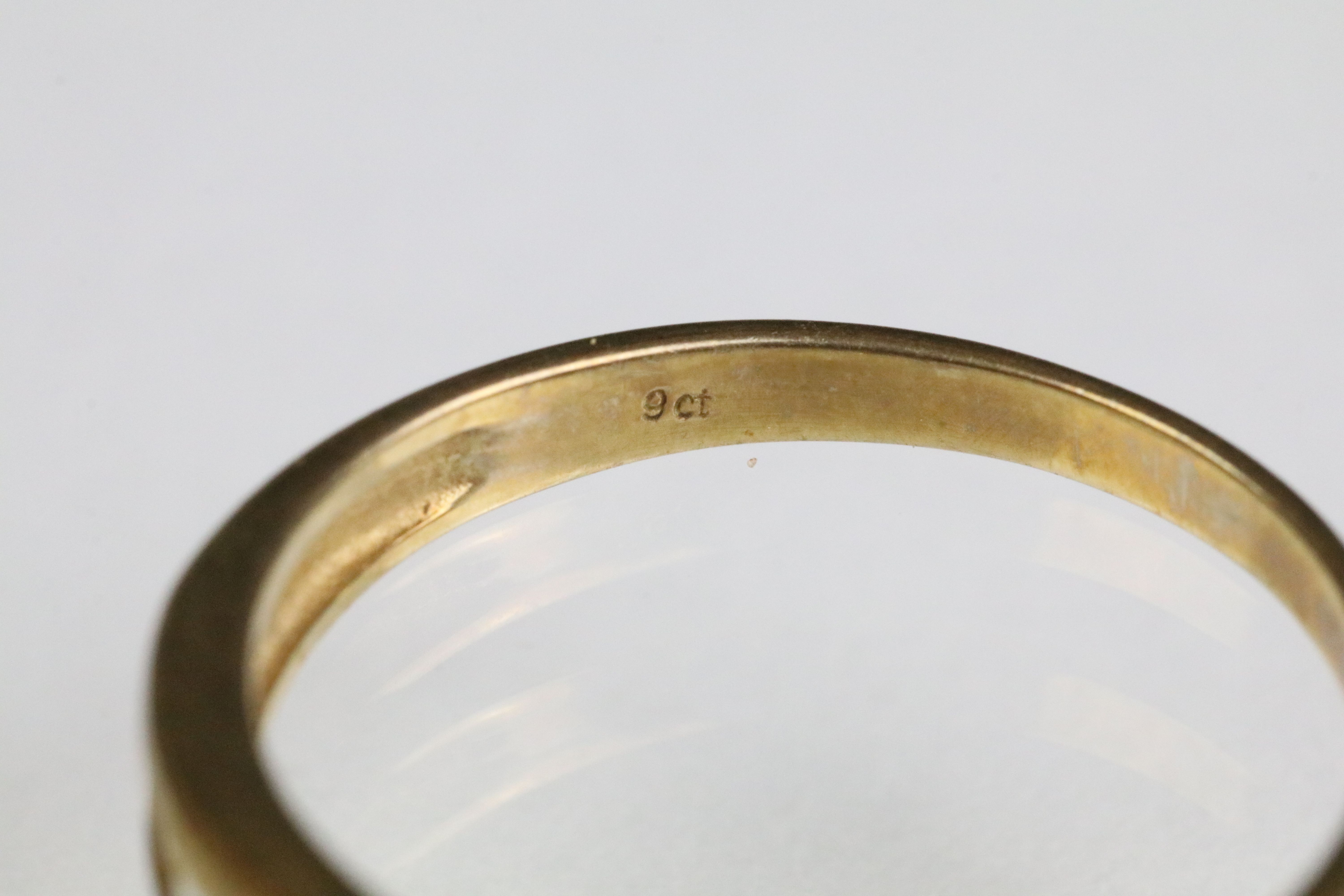 Two 9ct gold rings to include a 9ct gold and cz seven stone ring (import marked 1991, size O.5) - Bild 9 aus 9