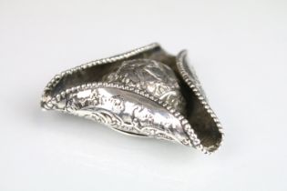 Early 20th Century continental silver novelty snuff box in the form of a tricorn hat having