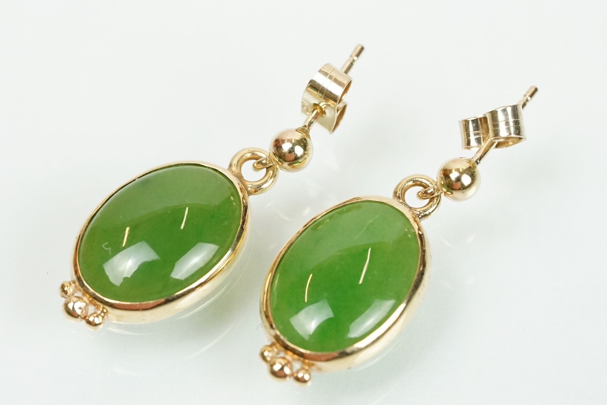 9ct gold and nephrite earrings, bracelet and pendant necklace. The bracelet set with seven - Bild 6 aus 10