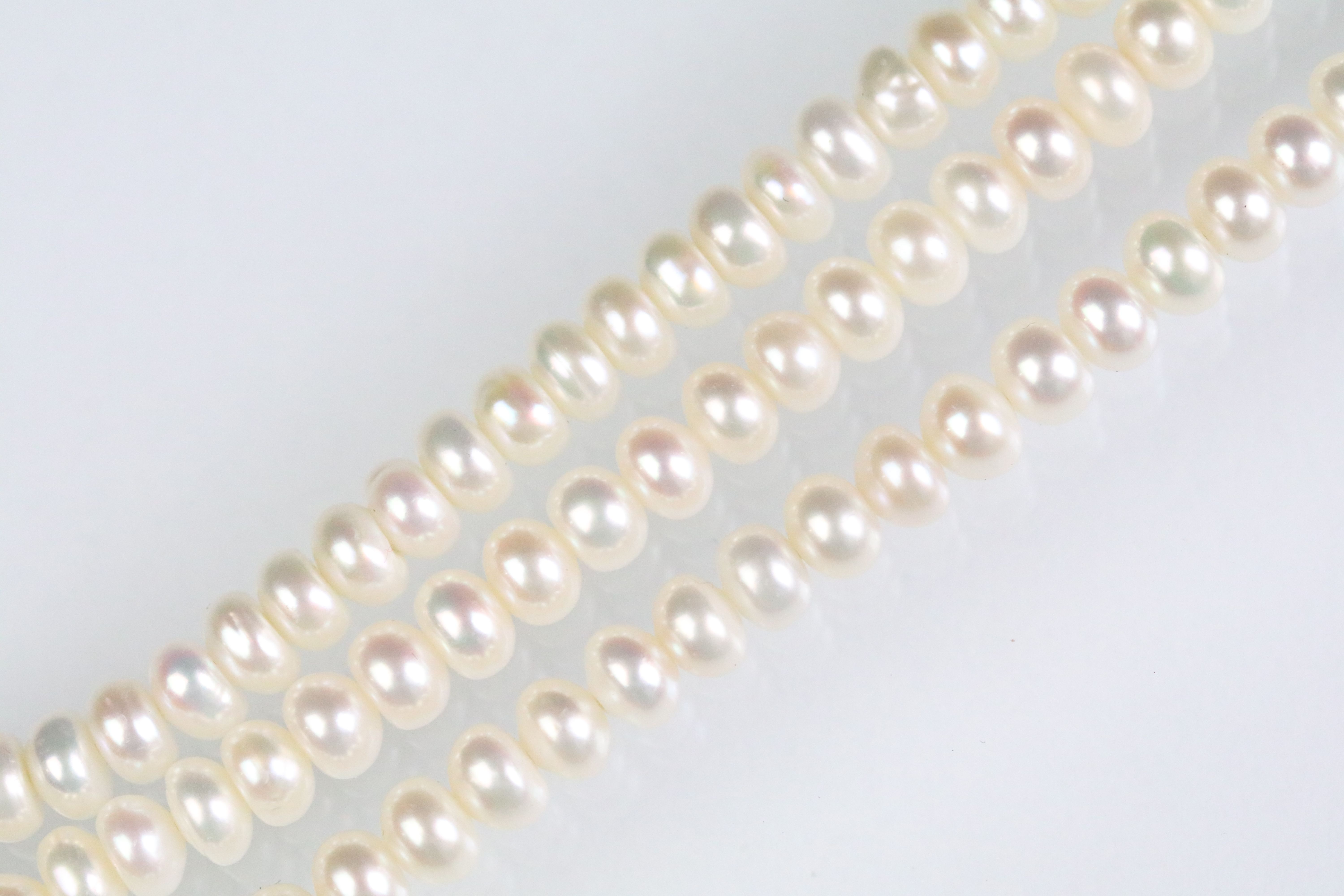 Cultured pearl necklace with a 14ct gold navette shaped clasp. Clasp marked 585. Measures 18 inches. - Image 2 of 4
