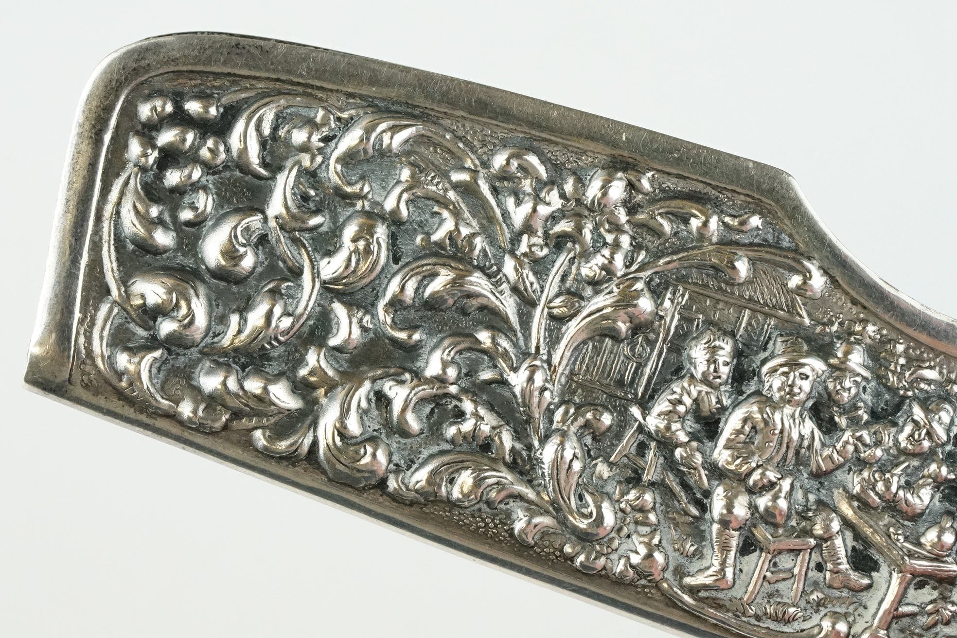 An antique sterling silver repoussé pattern hair comb and case. - Image 6 of 12