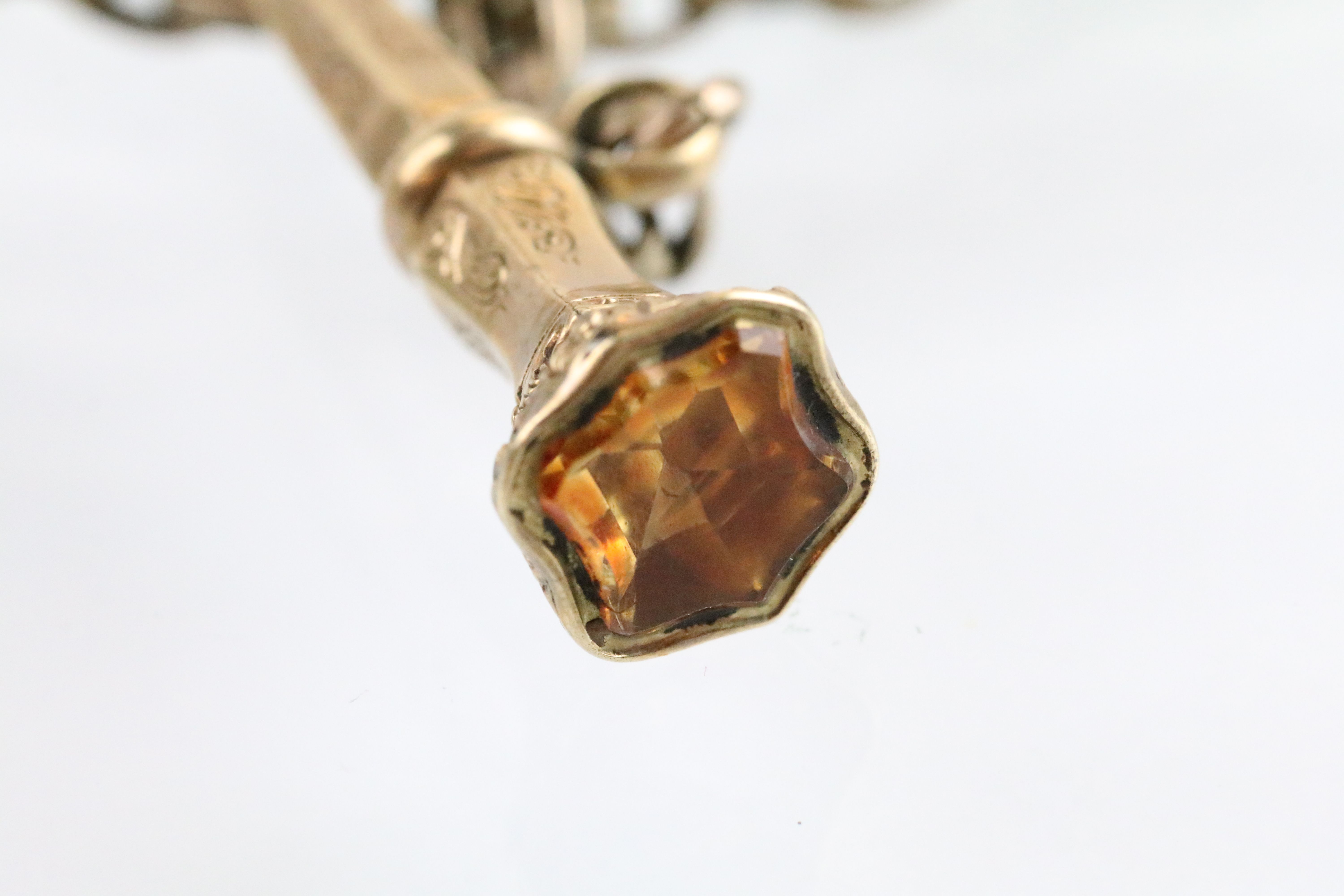 Victorian gold plated pencil fob with armorial stone set to top, a banded agate seal with right - Bild 8 aus 8
