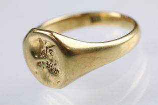18ct gold hallmarked signet ring having a round head with engraved design. Hallmarked London 1921,