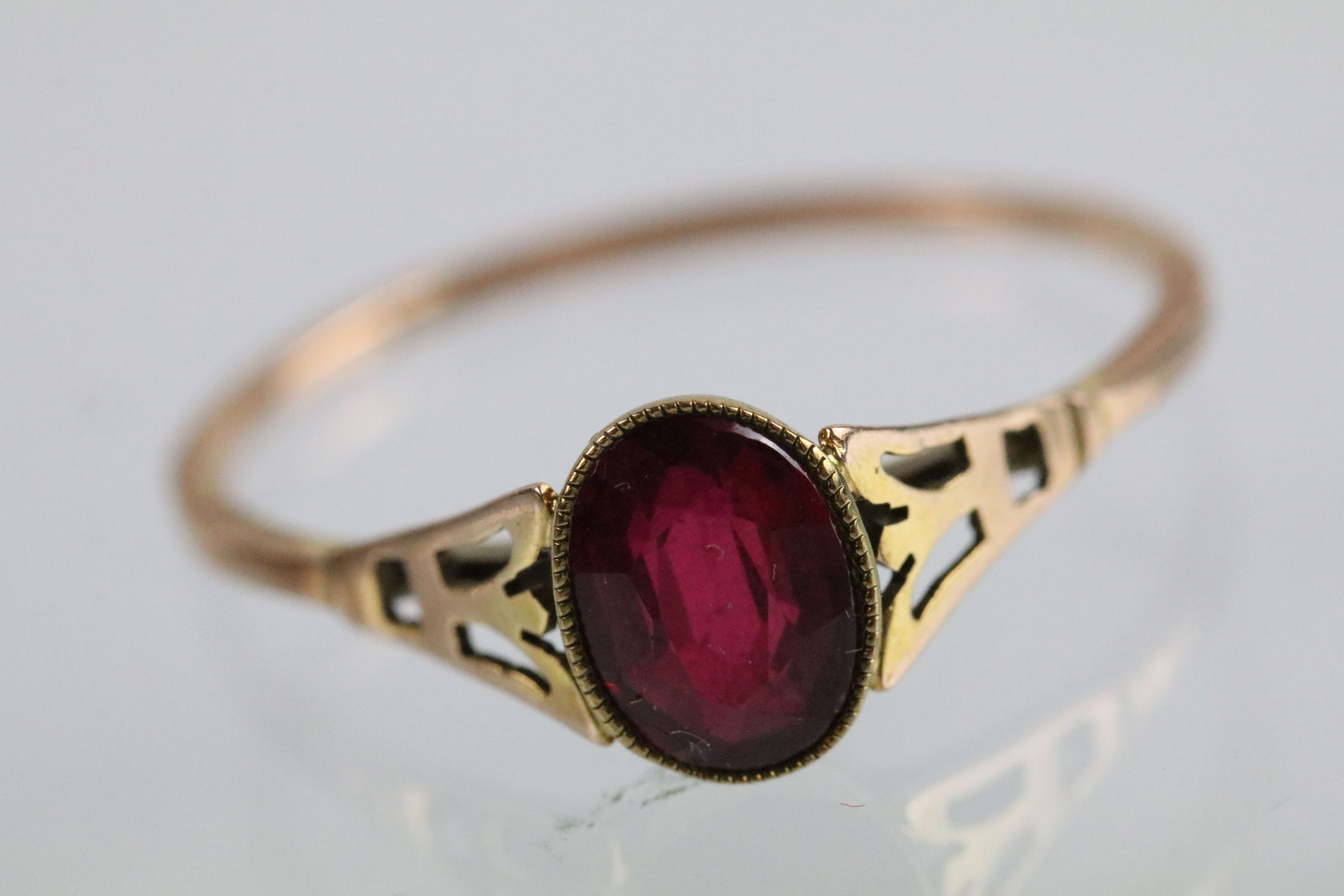 Early 20th Century Edwardian 9ct gold and ruby ring. The ring being bezel set with an oval mixed cut - Bild 3 aus 6