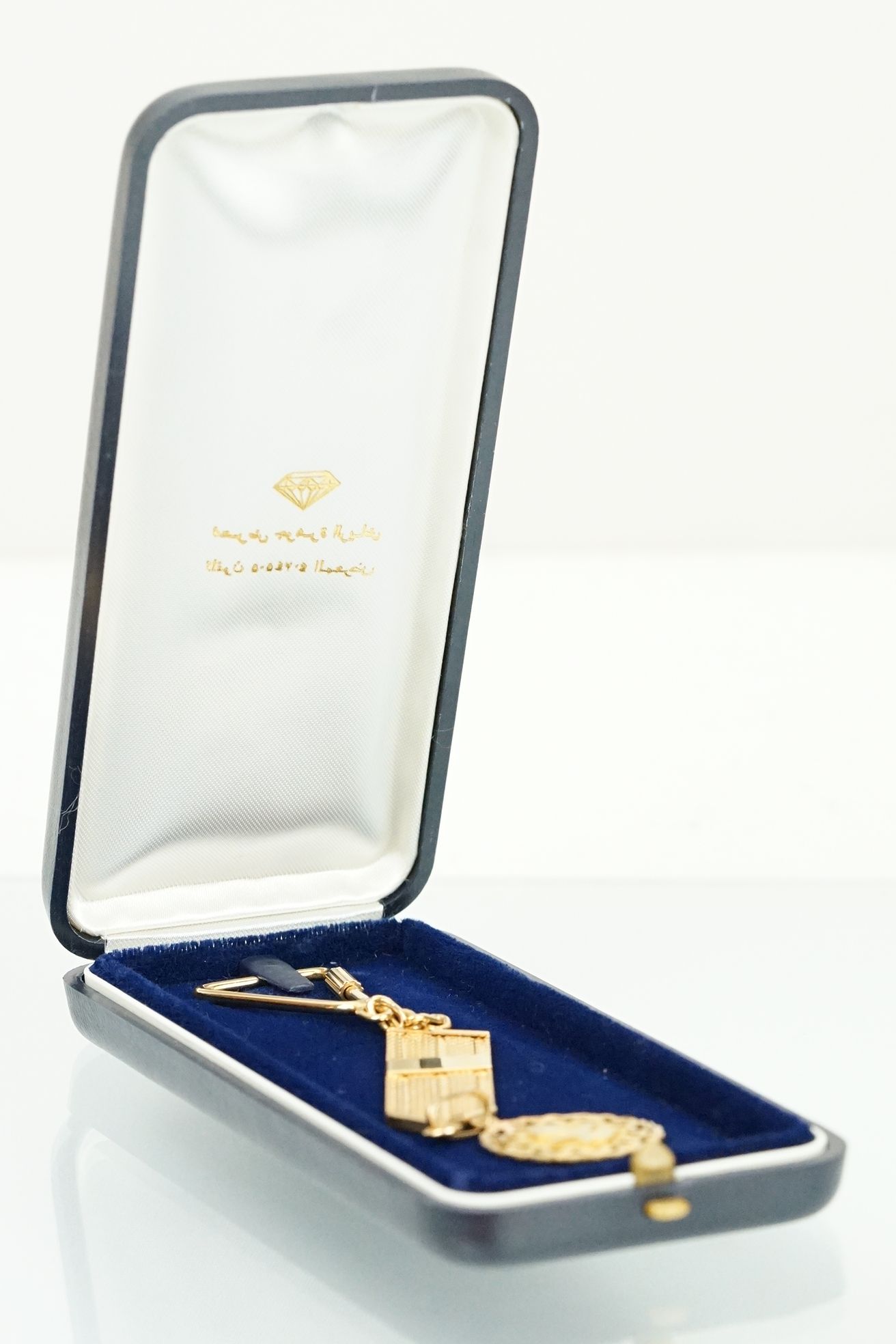 18ct gold key ring having a Saudi Arabian emblem pendant suspended from a mesh link chain. Italian - Bild 10 aus 10