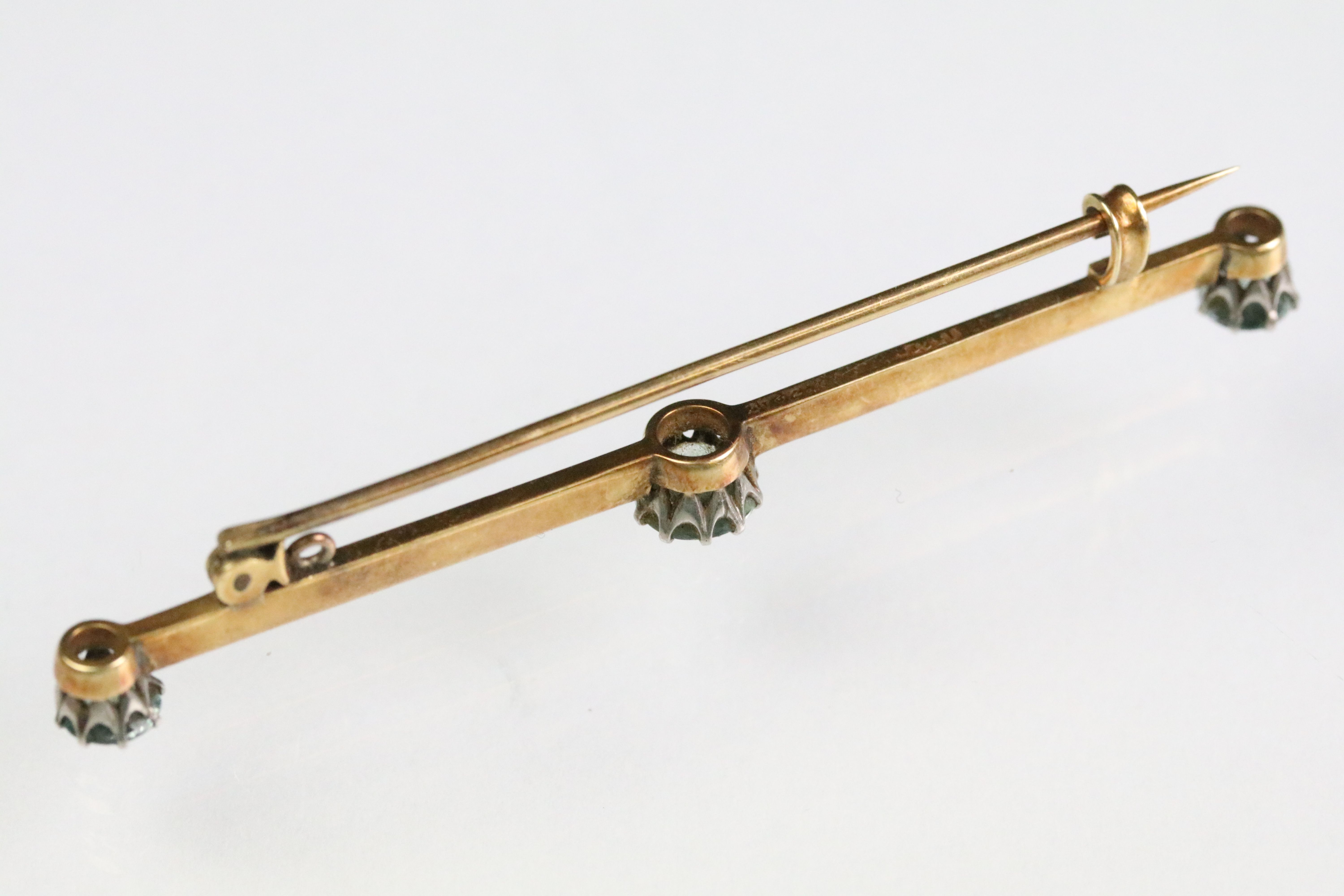 Early 20th Century Edwardian 15ct gold bar brooch set with three round cut zircons, together with - Image 4 of 6