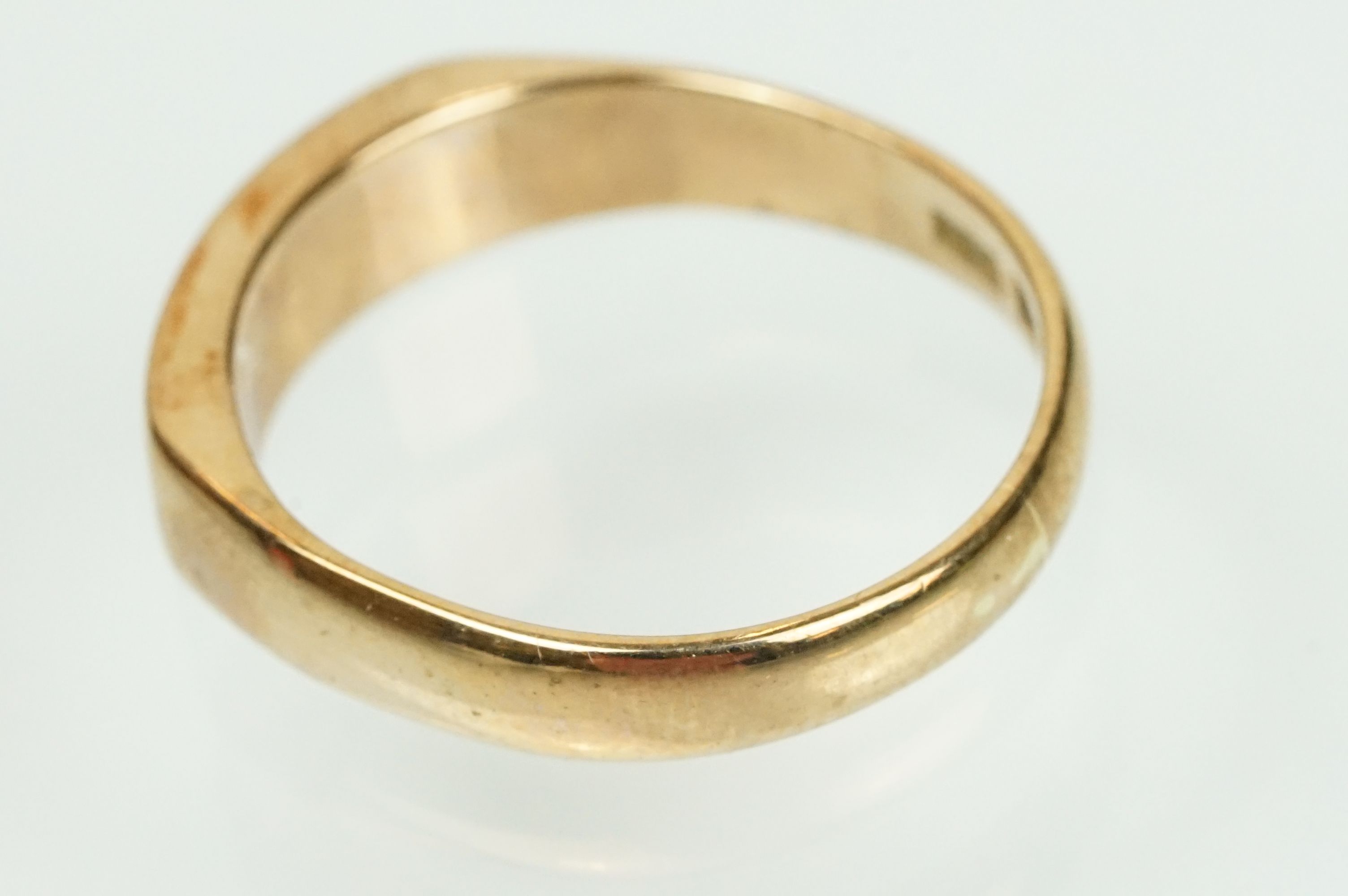 9ct gold band ring with flat head. Marked 375 to shank. Size N.5. - Image 3 of 4