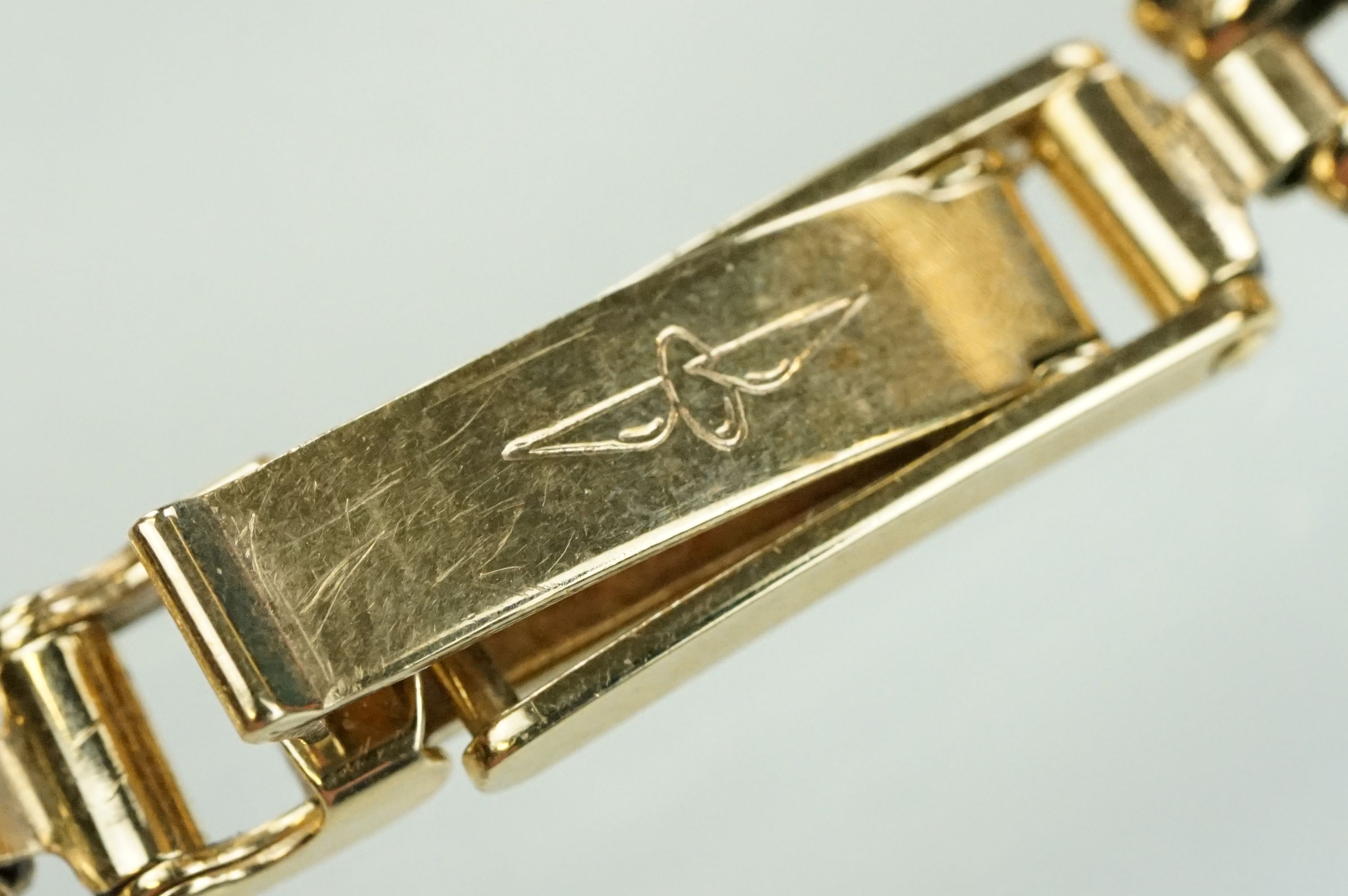 9ct gold Rotary wrist watch having a round face with baton markers to the chapter ring. Hallmarked - Image 5 of 8
