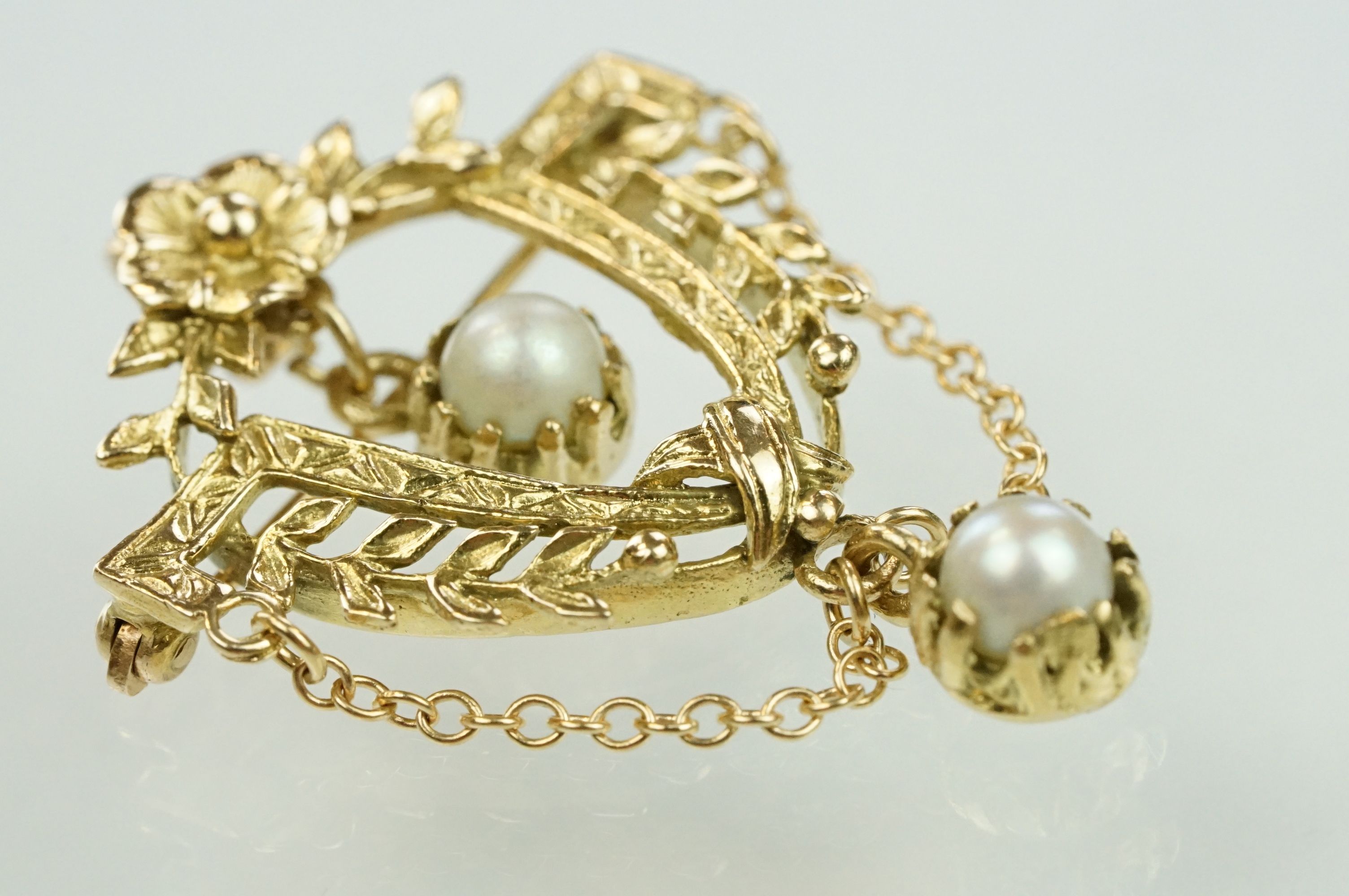 14ct gold and cultured pearl floral garland brooch. The brooch in the form of a U shaped foliate - Image 2 of 6