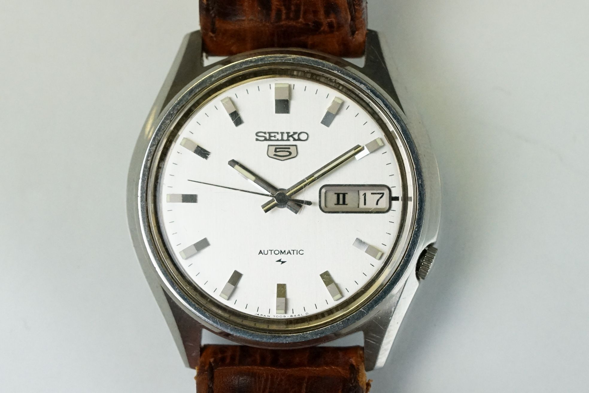 Two gents Seiko wristwatches to include a steel cased Seiko 5 automatic, day & date function to 3 - Image 2 of 17