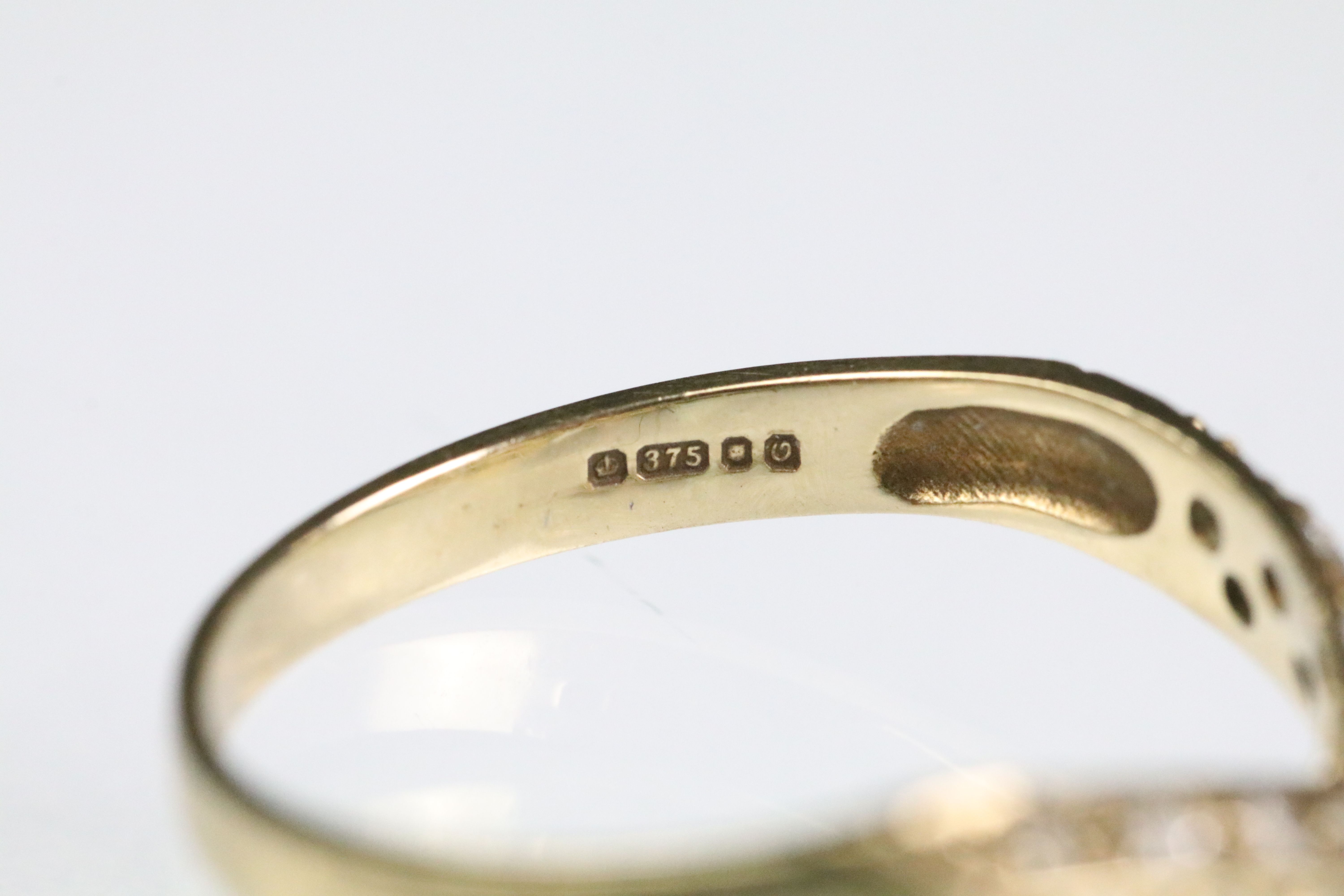 9ct gold hallmarked wishbone ring set with round cut diamonds throughout. Hallmarked London 1988. - Image 6 of 6