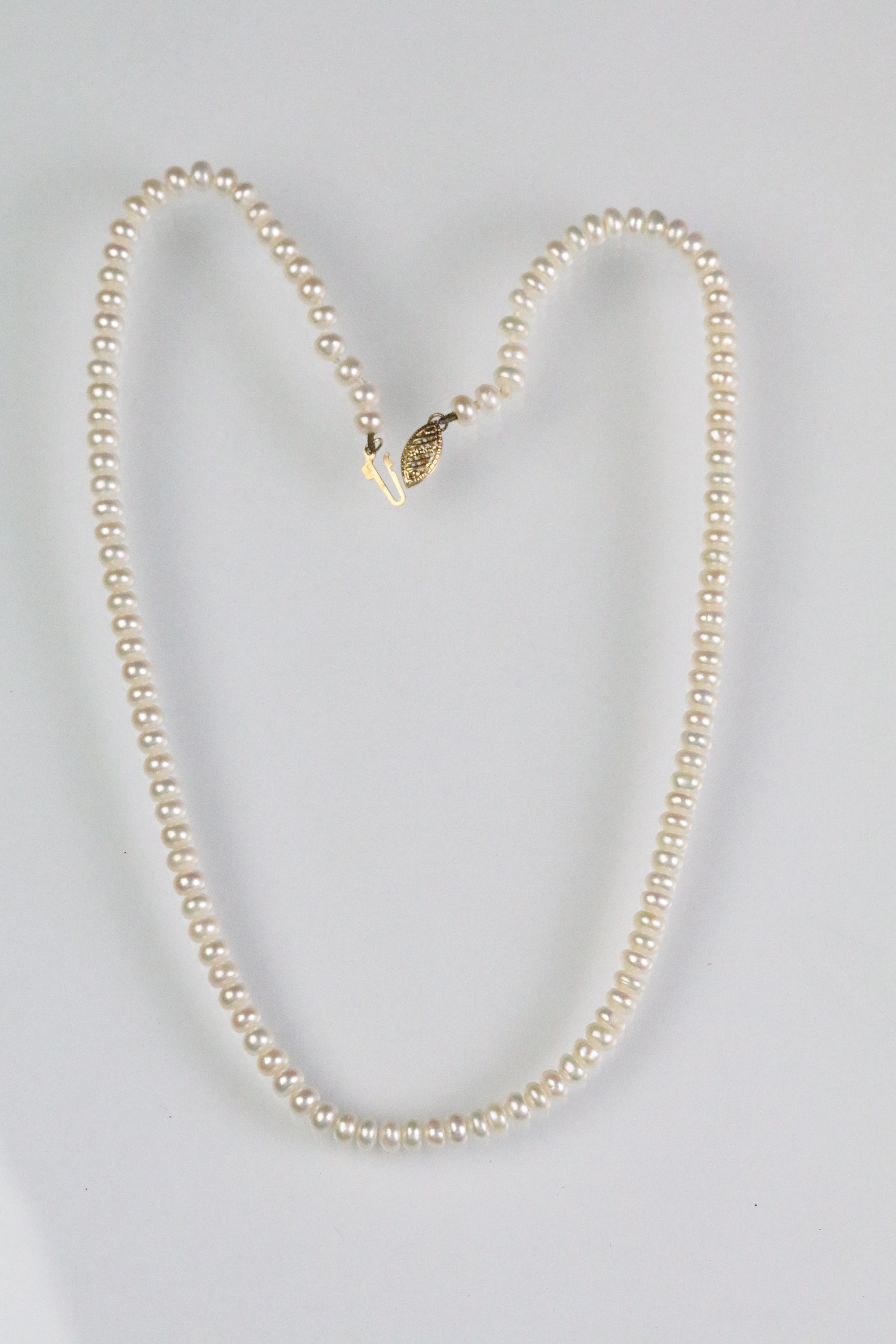 Cultured pearl necklace with a 14ct gold navette shaped clasp. Clasp marked 585. Measures 18 inches. - Image 3 of 4