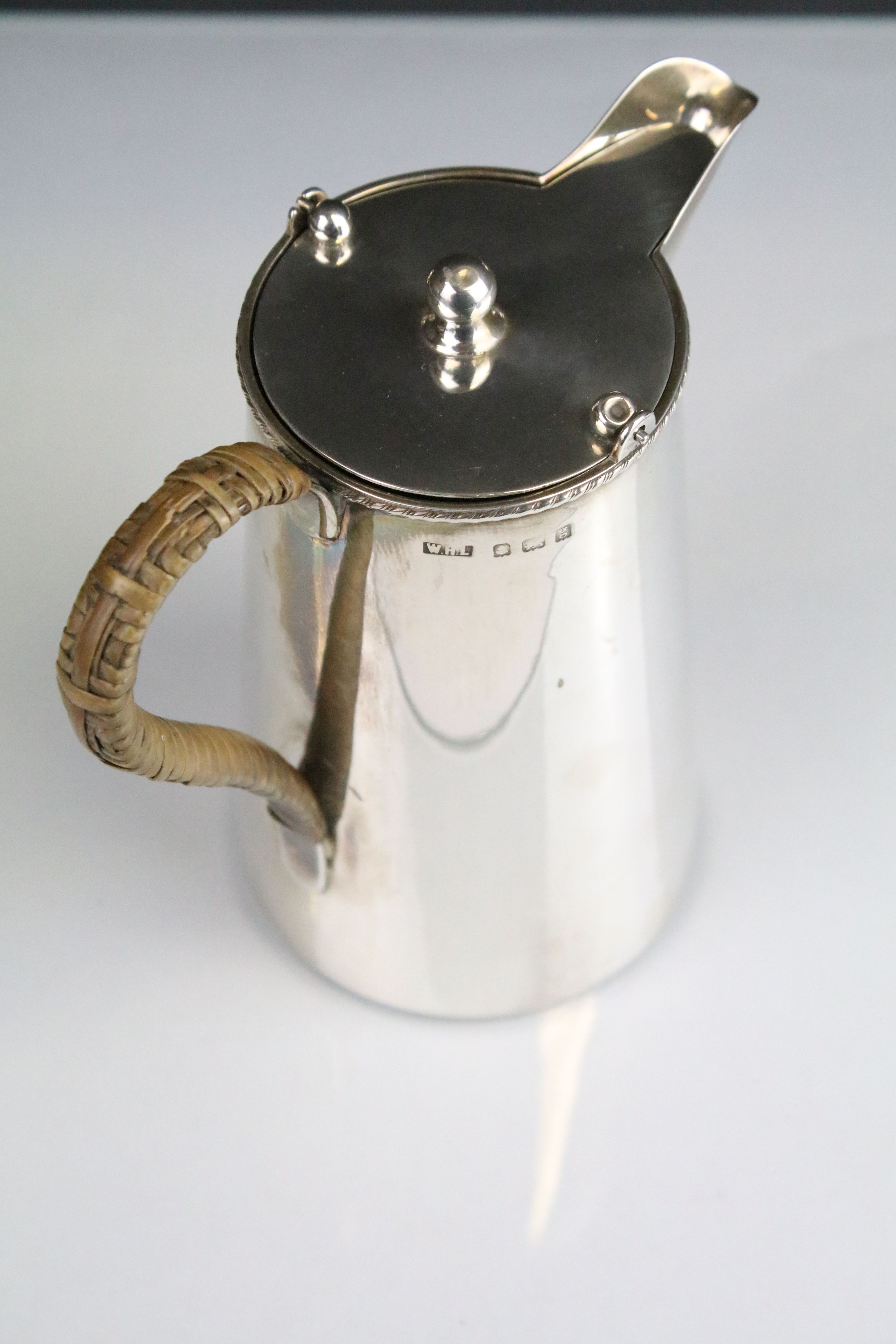 Early 20th Century silver hallmarked coffee pot having moulded rim with wicker handle (hallmarked - Bild 6 aus 7