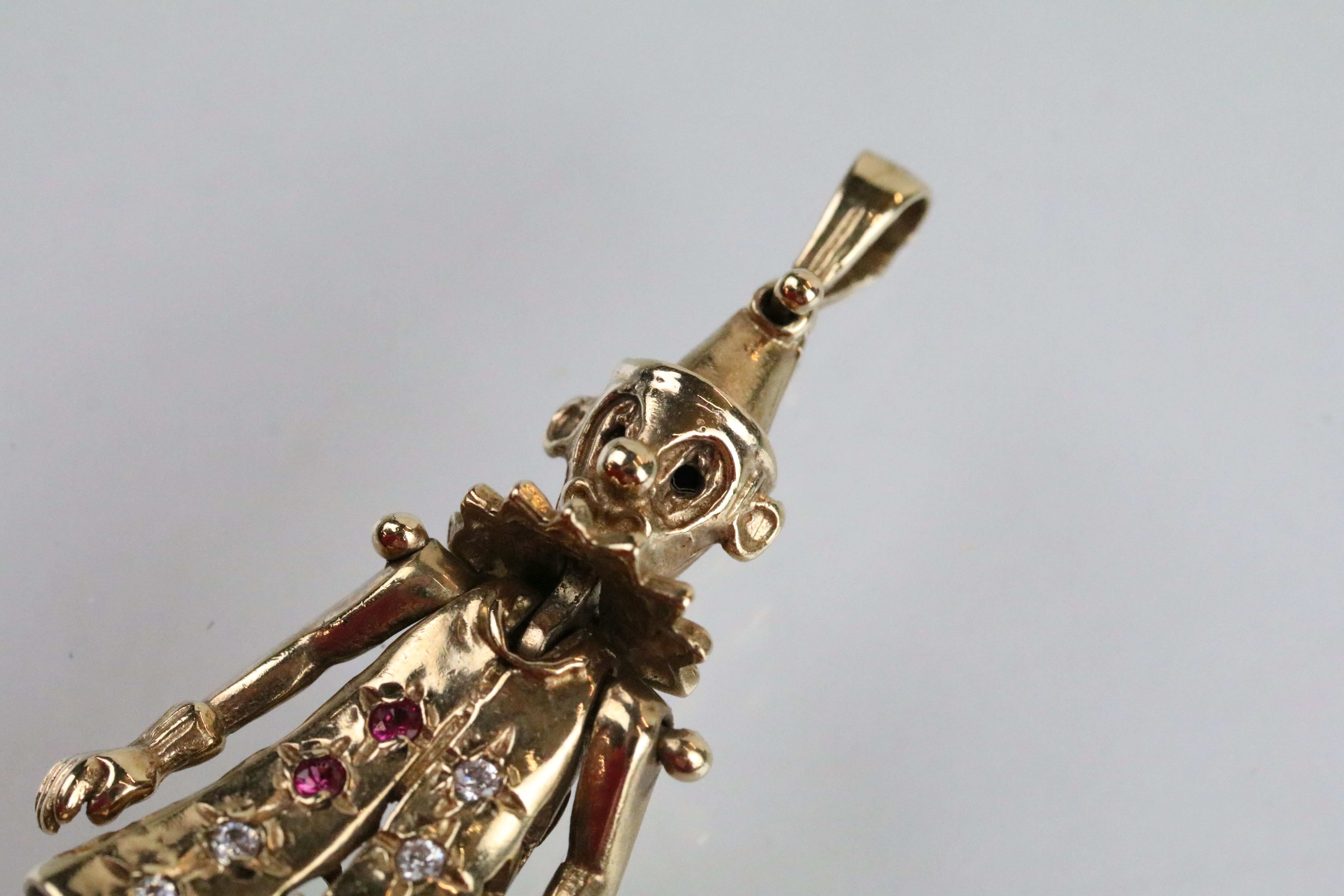 9ct gold hallmarked clown pendant with articulated limbs set with round cut rubies and diamonds. - Image 2 of 4