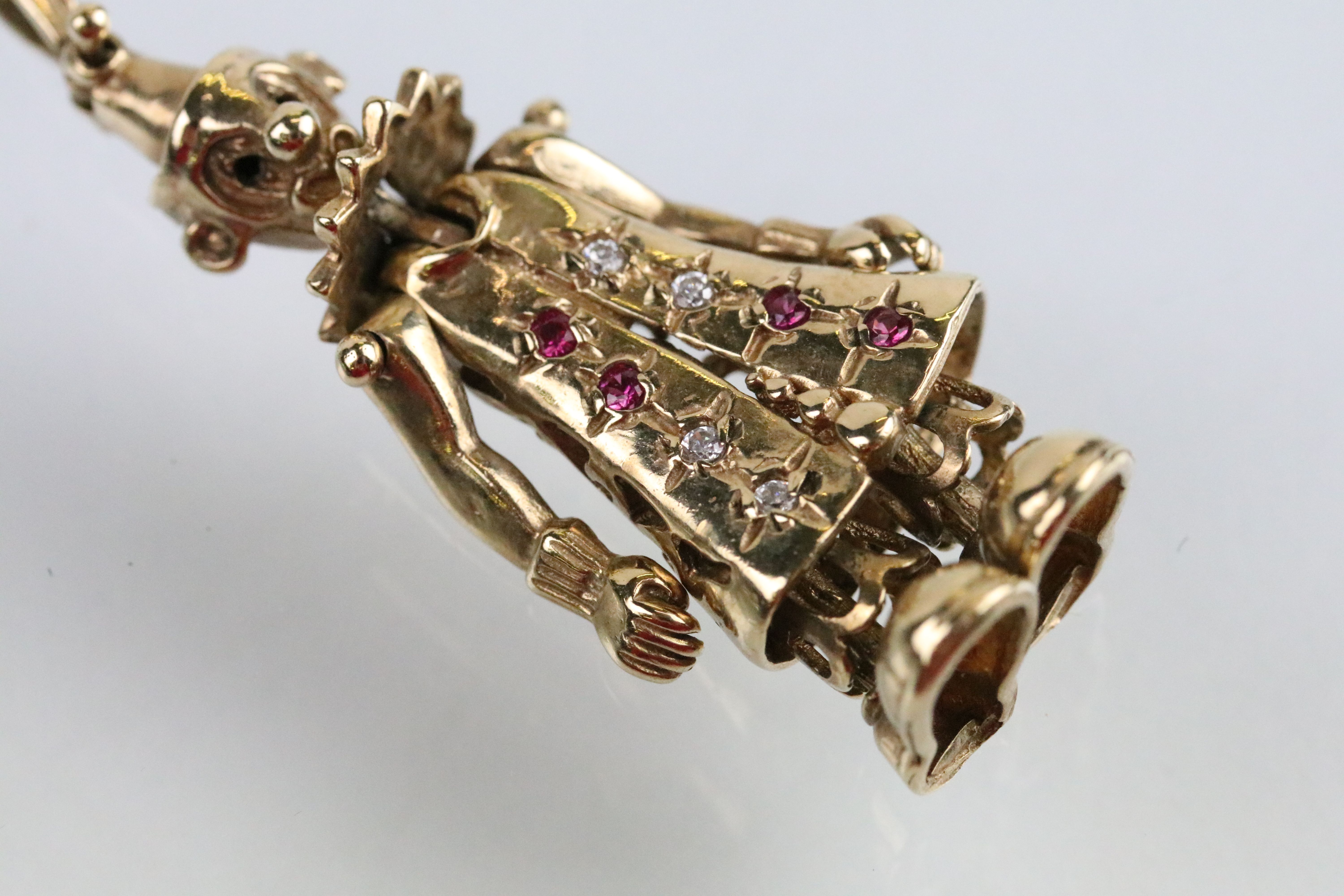 9ct gold hallmarked clown pendant with articulated limbs set with round cut rubies and diamonds. - Bild 3 aus 4