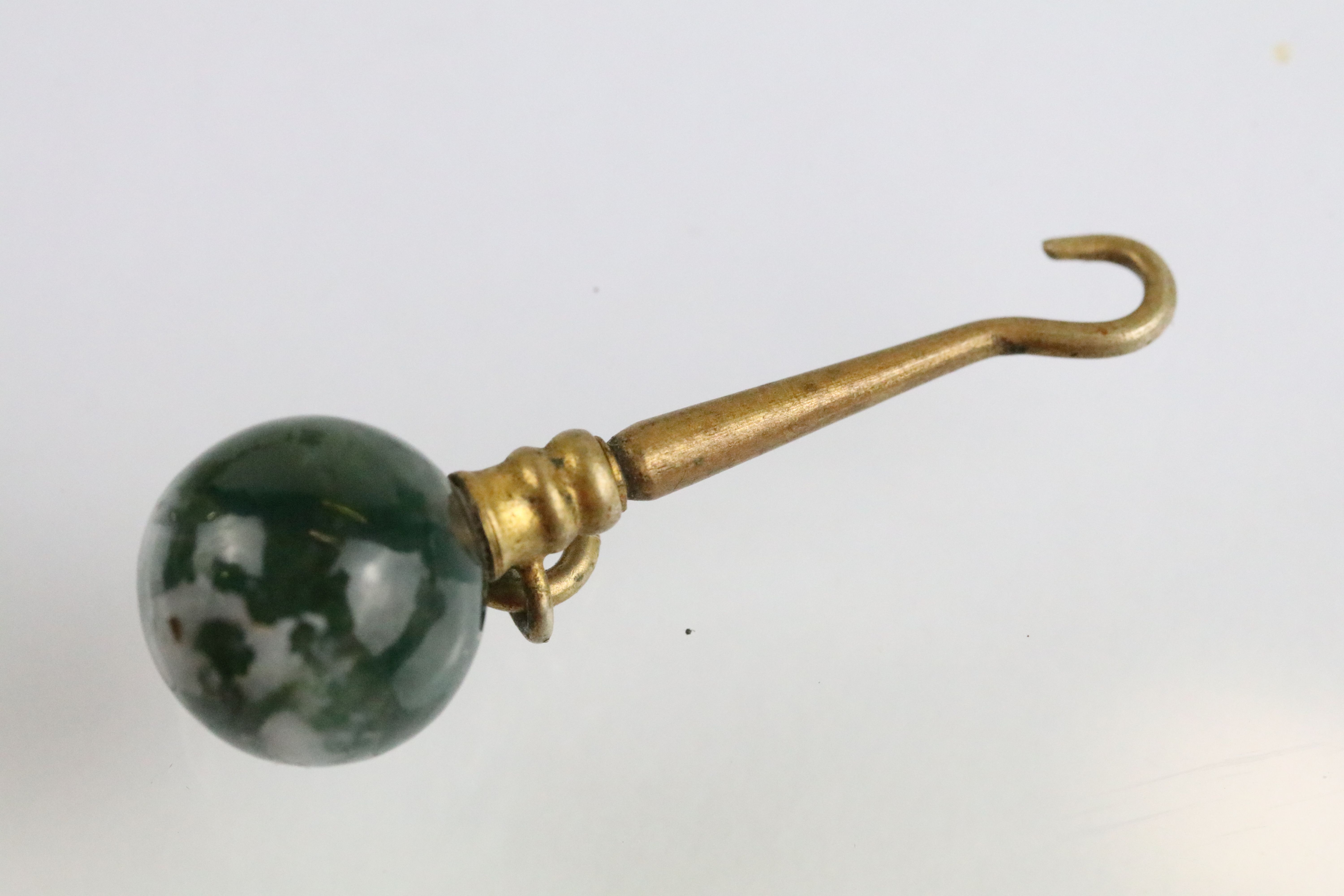 Victorian gold plated pencil fob with armorial stone set to top, a banded agate seal with right - Bild 2 aus 8