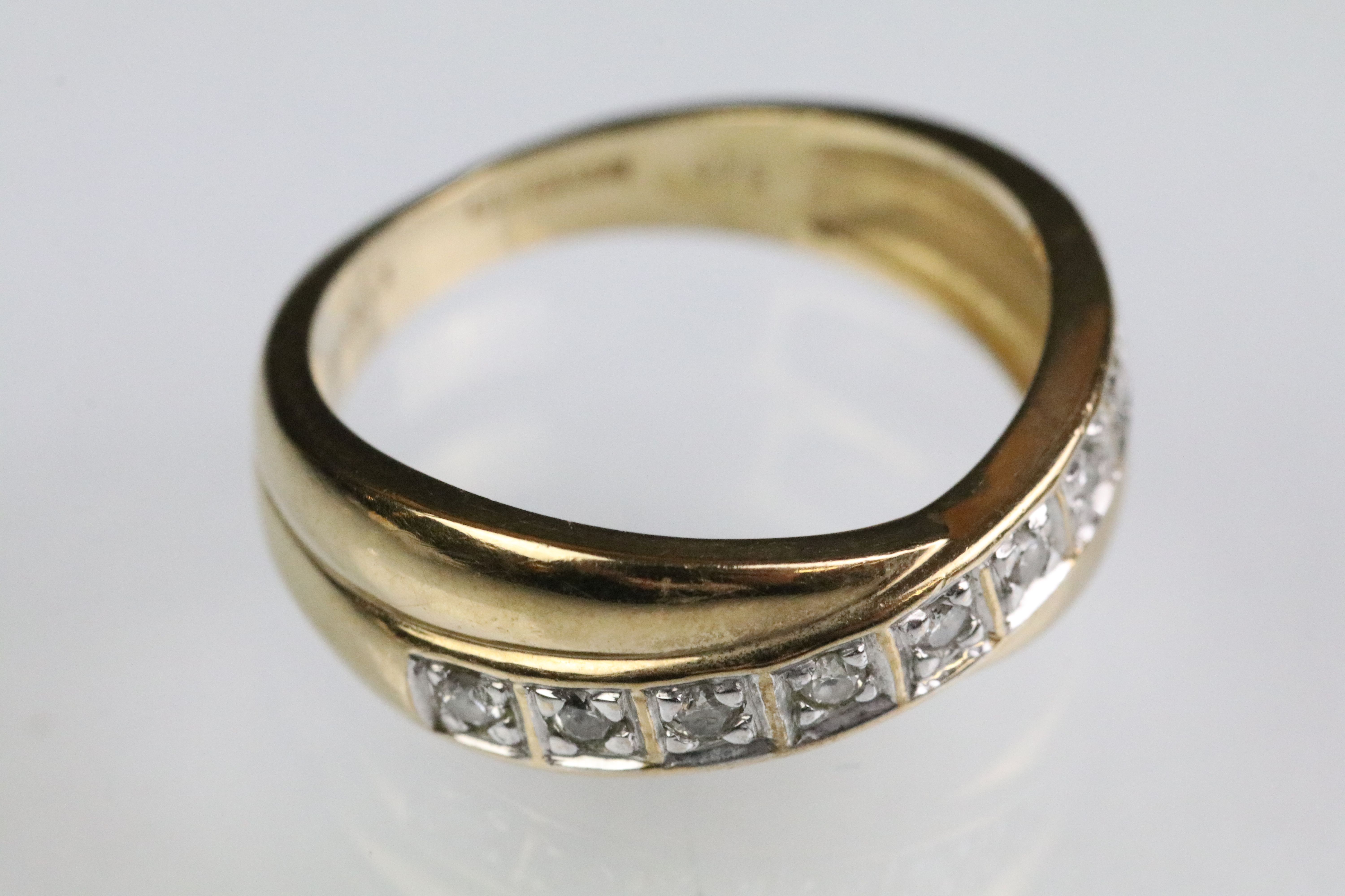 Two 9ct gold rings to include a crossover ring set with diamonds (London import marked, size K), and - Bild 4 aus 11