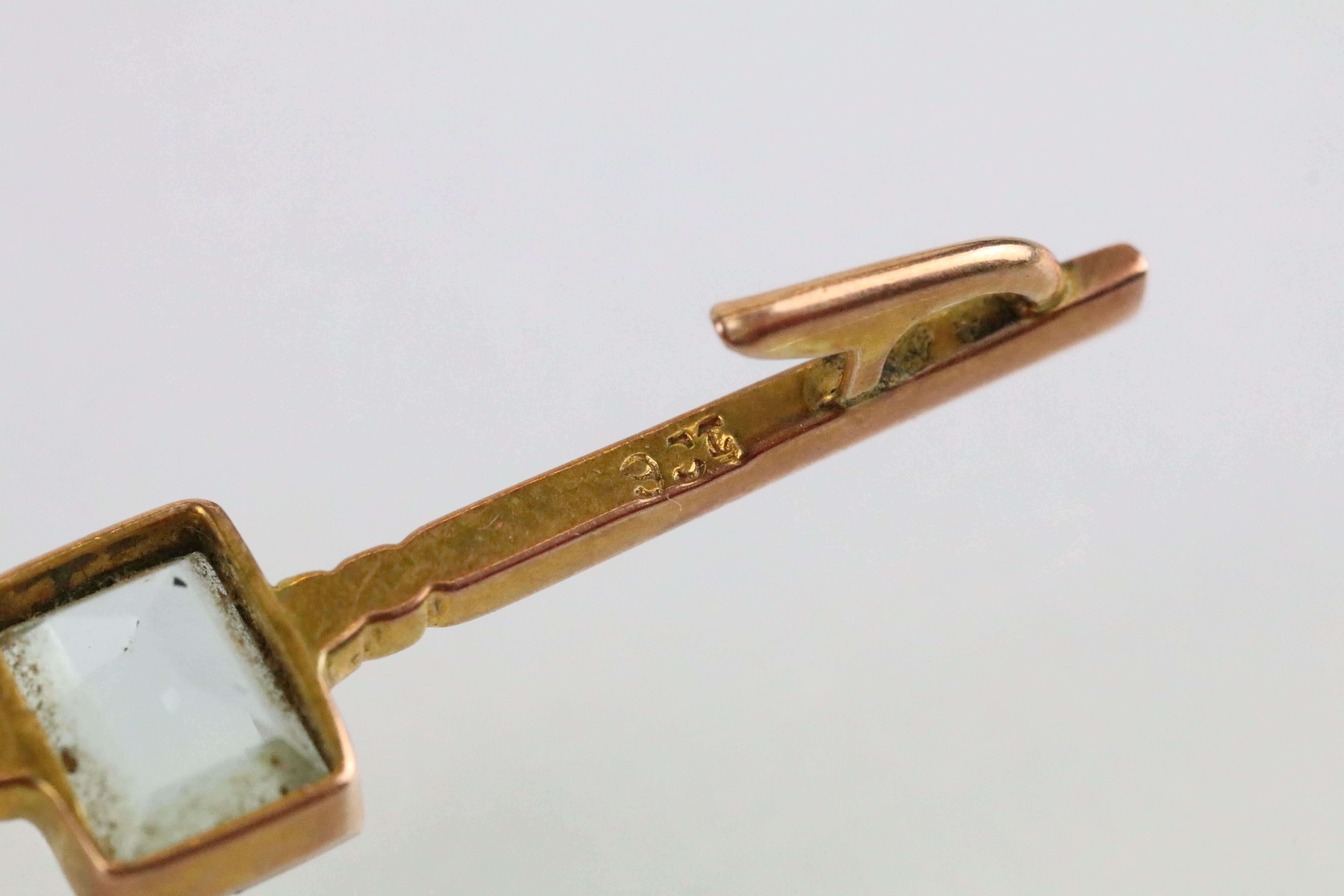 Two antique 9ct gold bar brooches to include a bar brooch set with a rectangular cut blue paste - Bild 9 aus 9