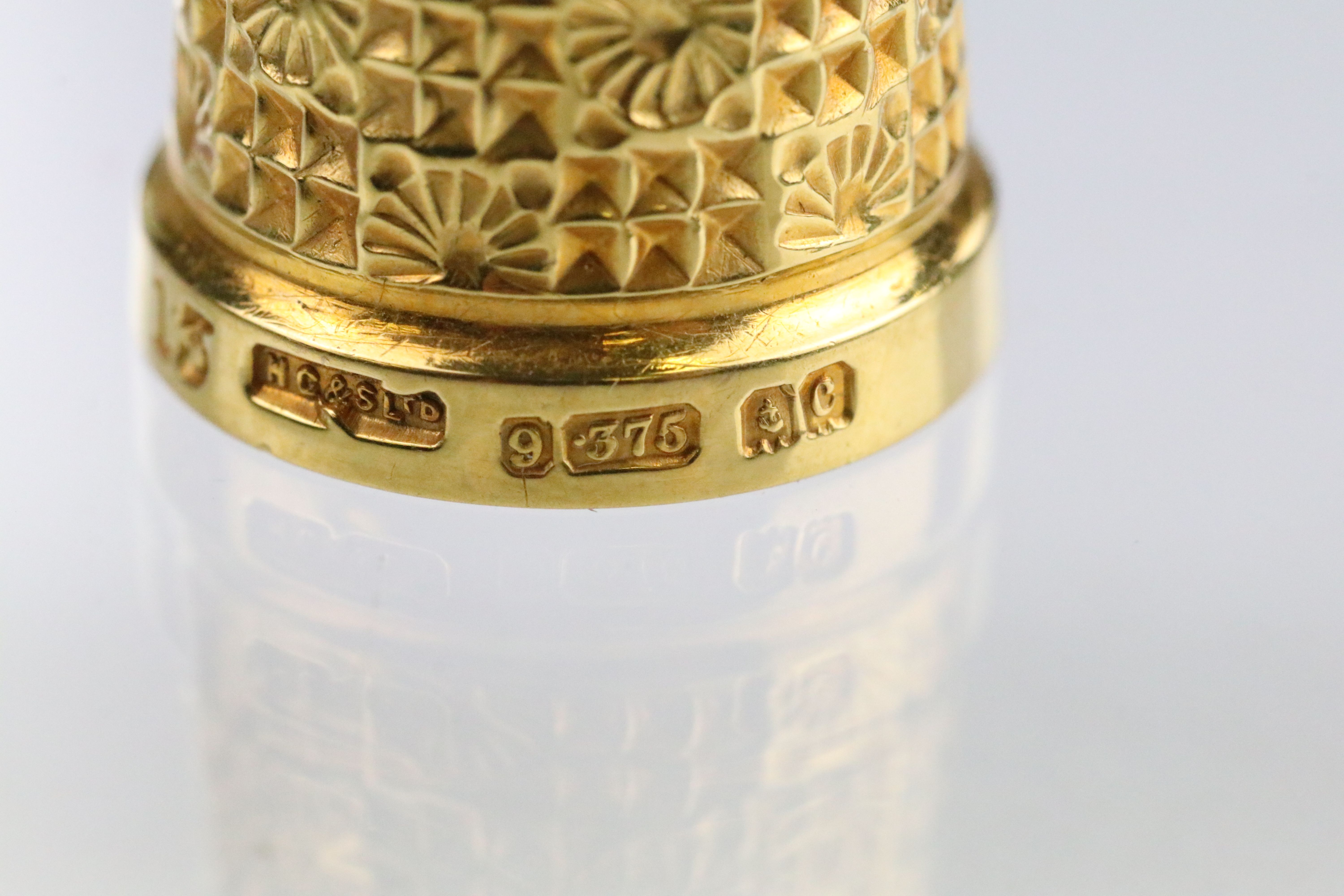 9ct gold hallmarked thimble with moulded details, size 15. Hallmarked Birmingham 1902, HG & S Ltd. - Image 4 of 4