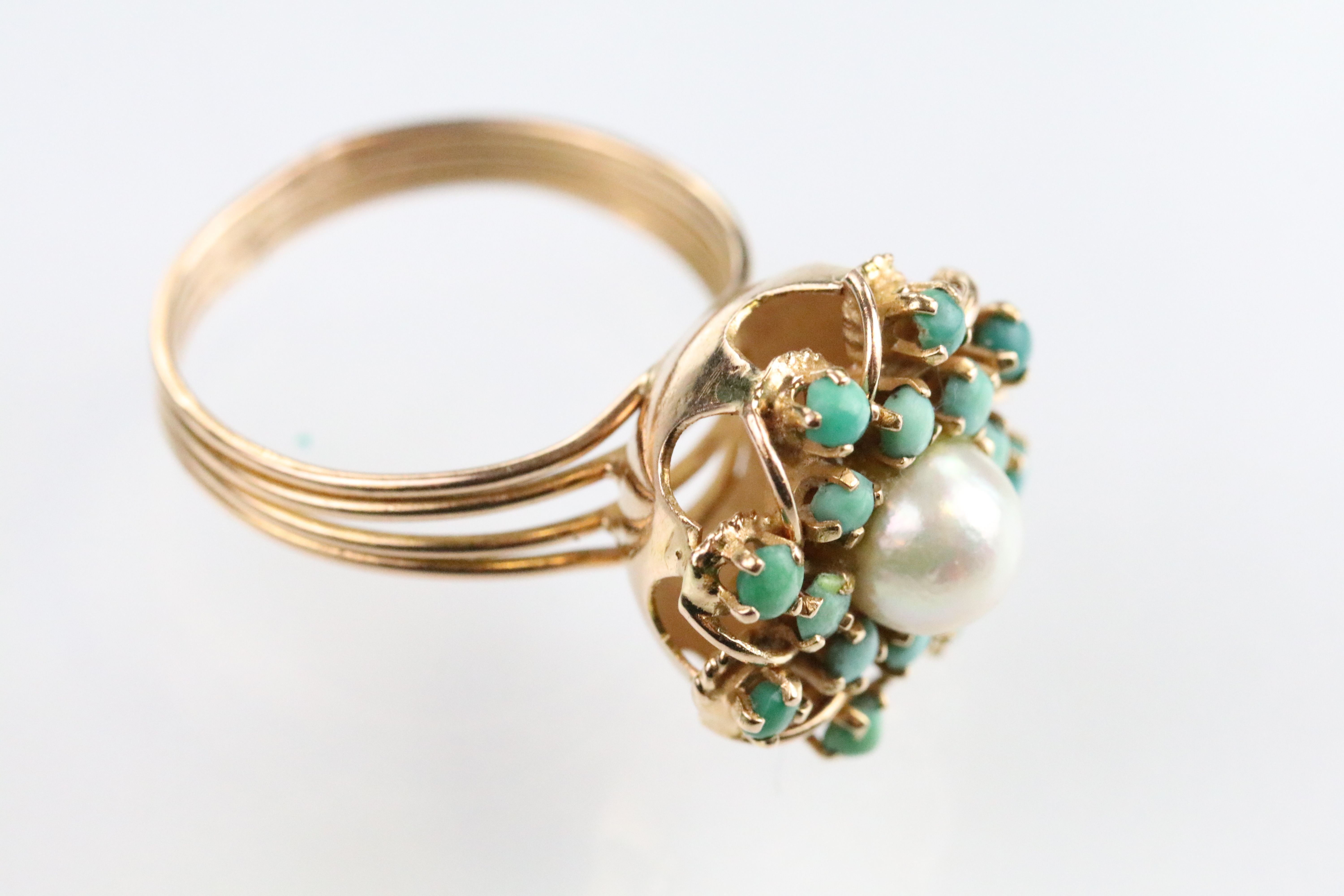 Cultured pearl and turquoise cluster ring having a half pearl set to centre surrounded by green - Bild 3 aus 5