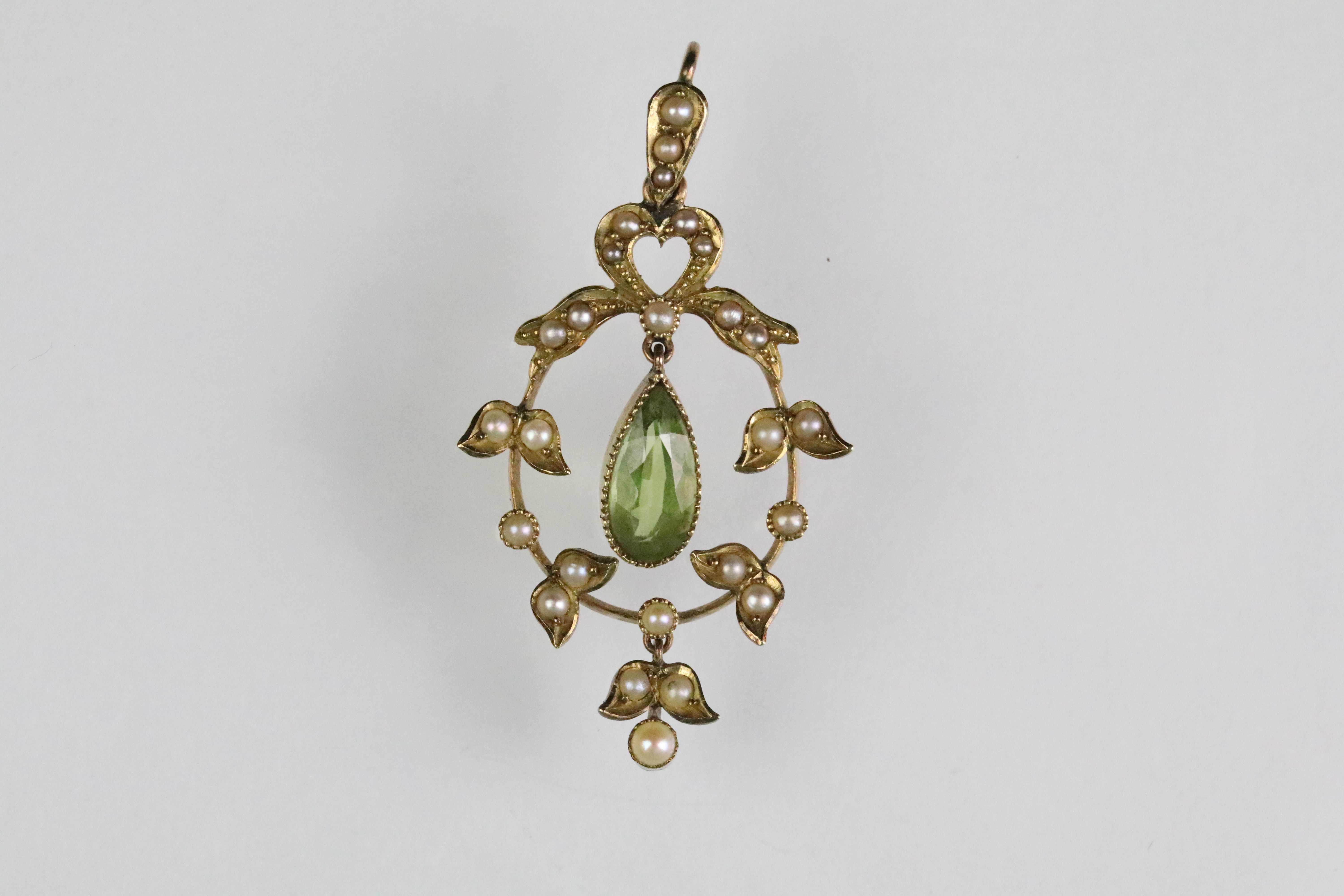 Early 20th Century Edwardian 15ct gold peridot and seed pearl pendant having an open work foliate - Bild 2 aus 8