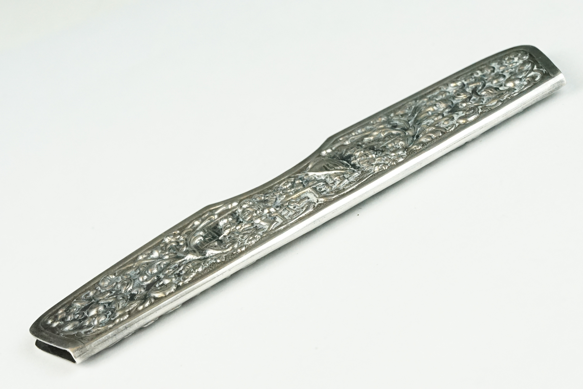 An antique sterling silver repoussé pattern hair comb and case. - Image 8 of 12