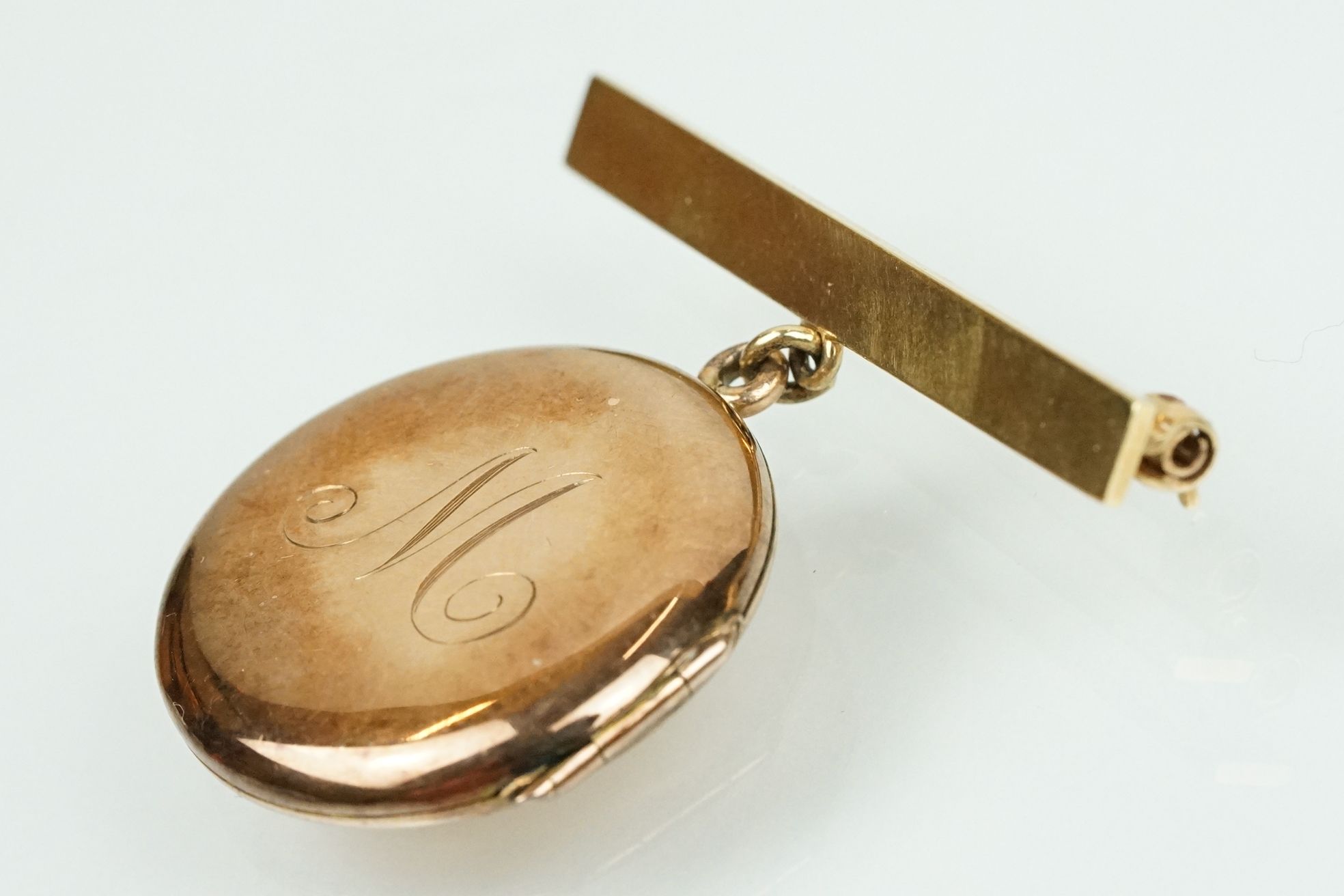 9ct gold hallmarked locket brooch. The bar brooch having a round locket suspended below with - Image 2 of 6