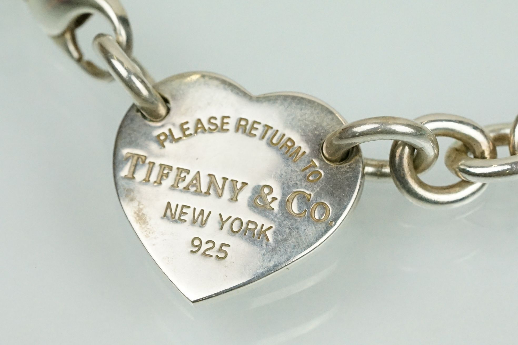 Tiffany & Co 'please return to ' pendant necklace having a heart shaped panel engraved Tiffany & Co. - Image 3 of 5