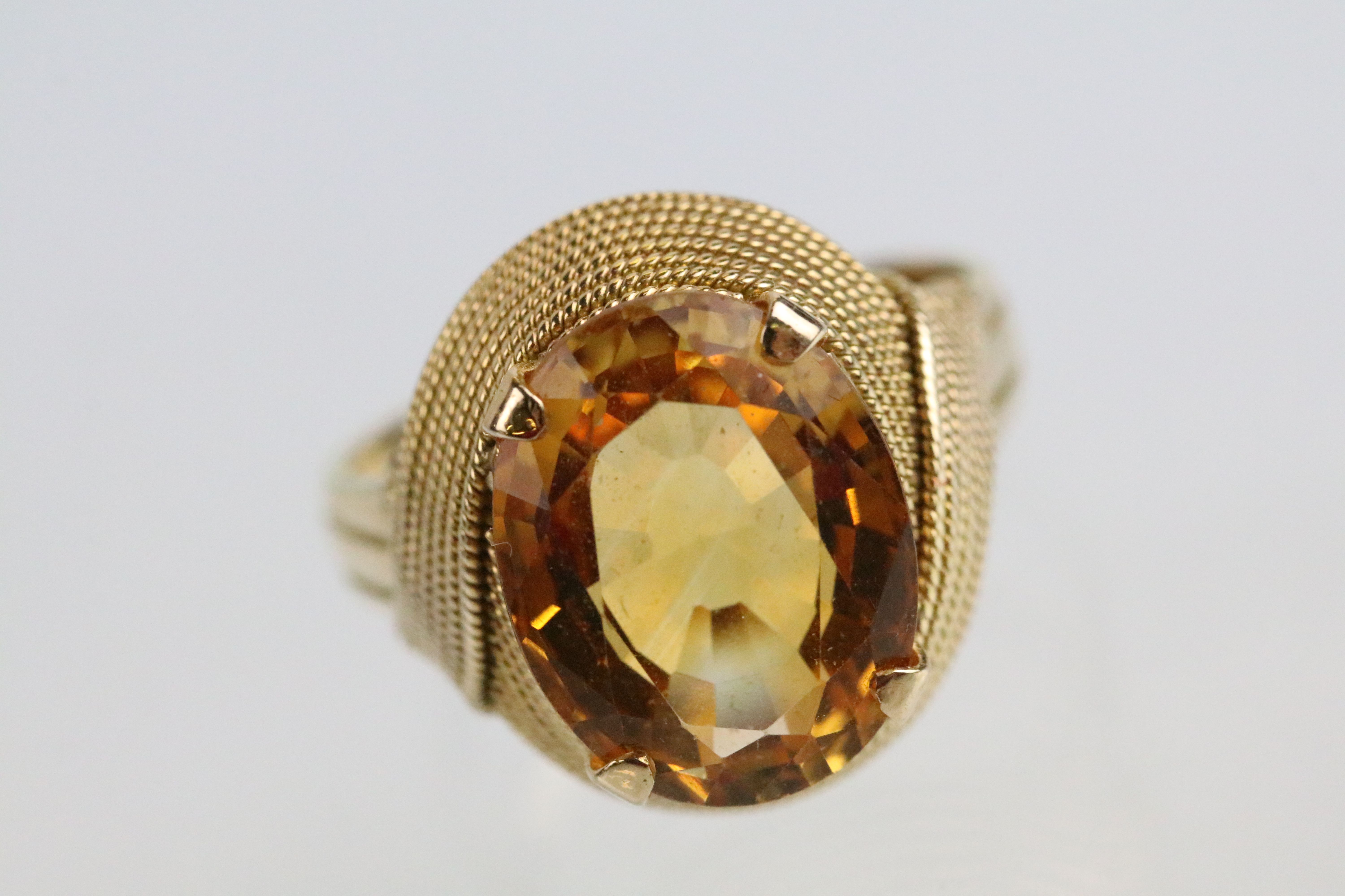 18ct gold and citrine dress ring being set with an oval cut citrine to the head within a rope - Image 3 of 6