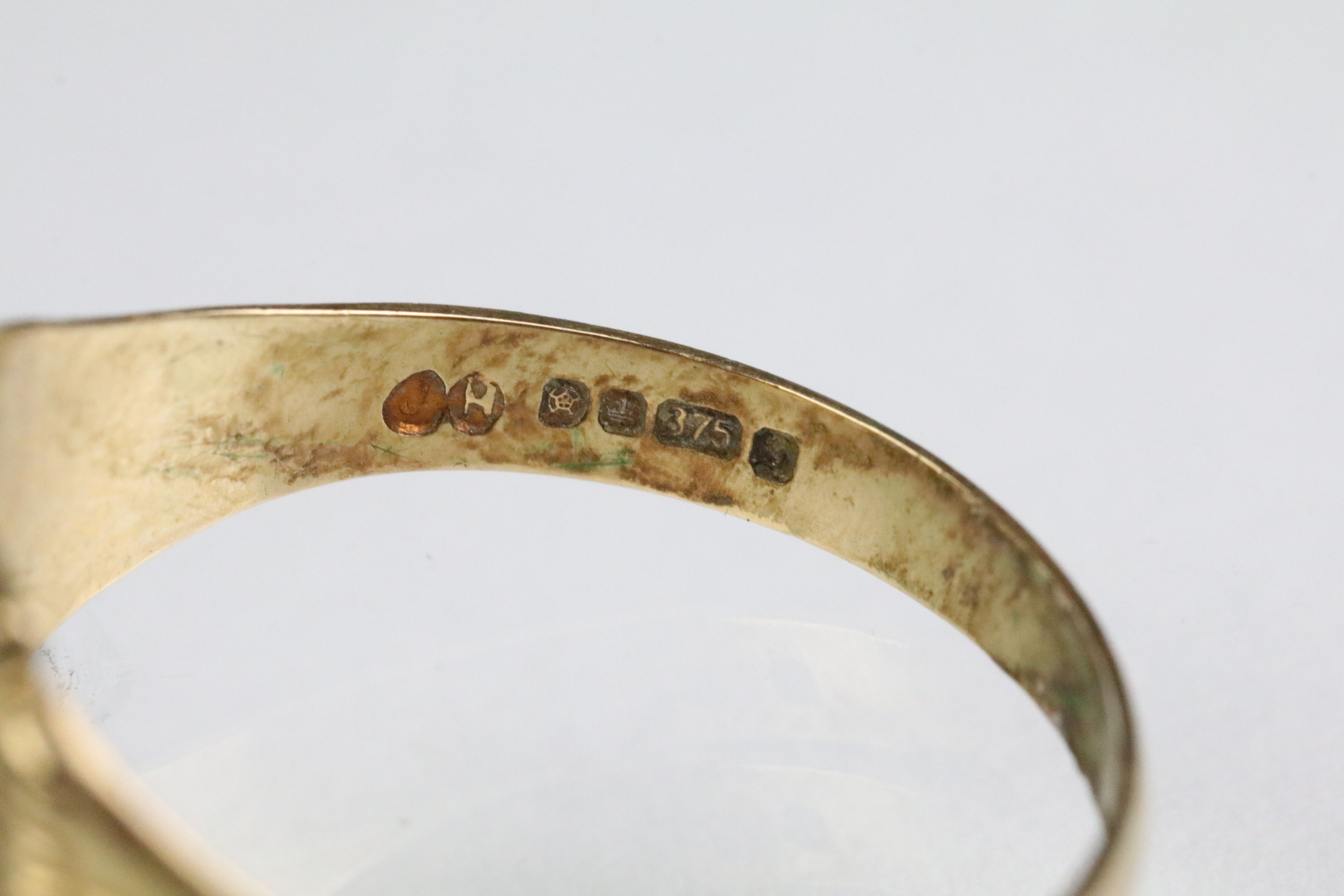 Three 9ct gold rings to include a square head signet ring (hallmarked Birmingham 1958, size U), - Bild 8 aus 11