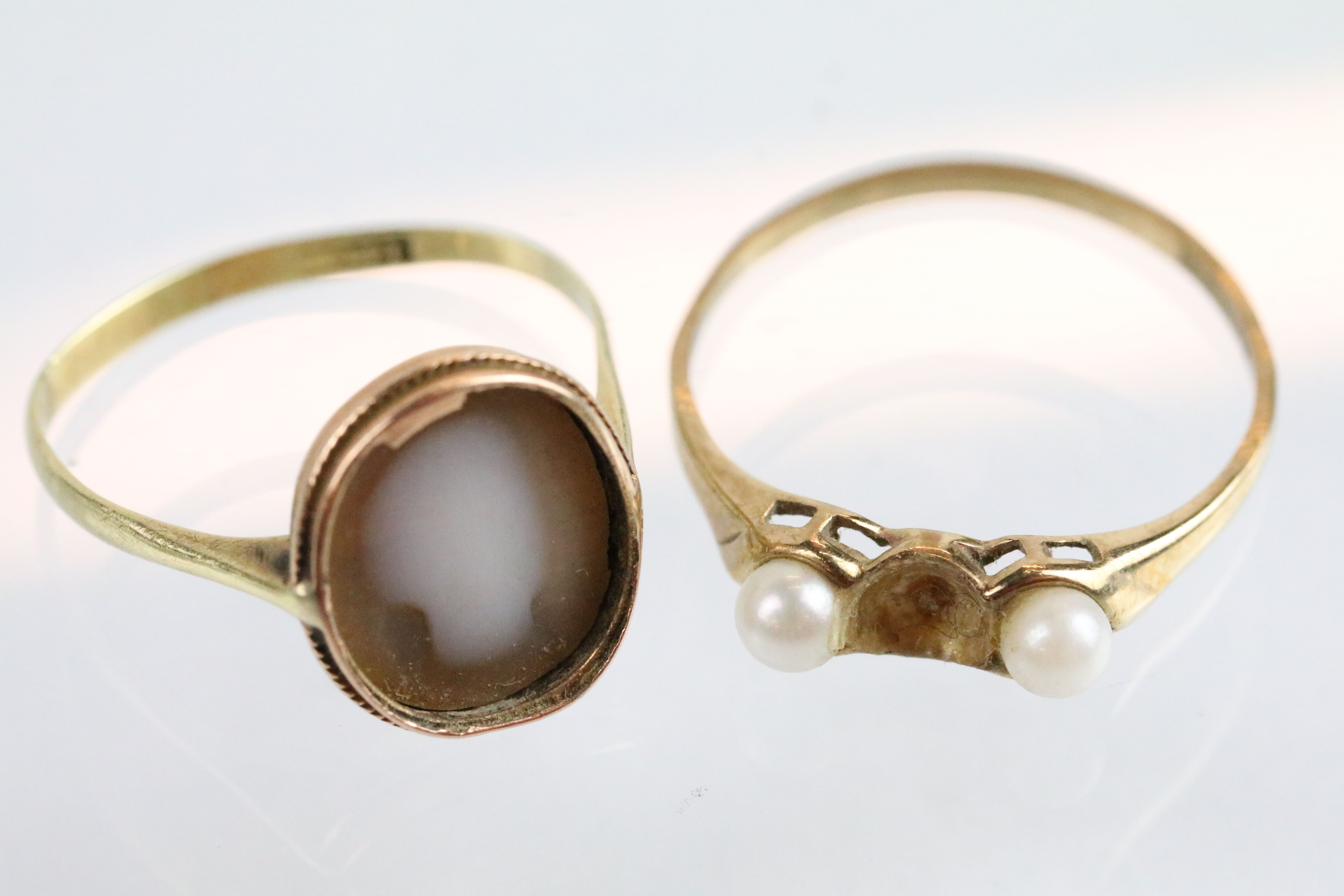 Victorian 14ct gold cameo ring (af, marked 14ct to band, size L) together with a 9ct gold and