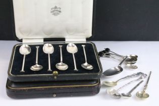 1930's Set of six silver tea / coffee spoons with flat-ended terminals, approx 11cm long,