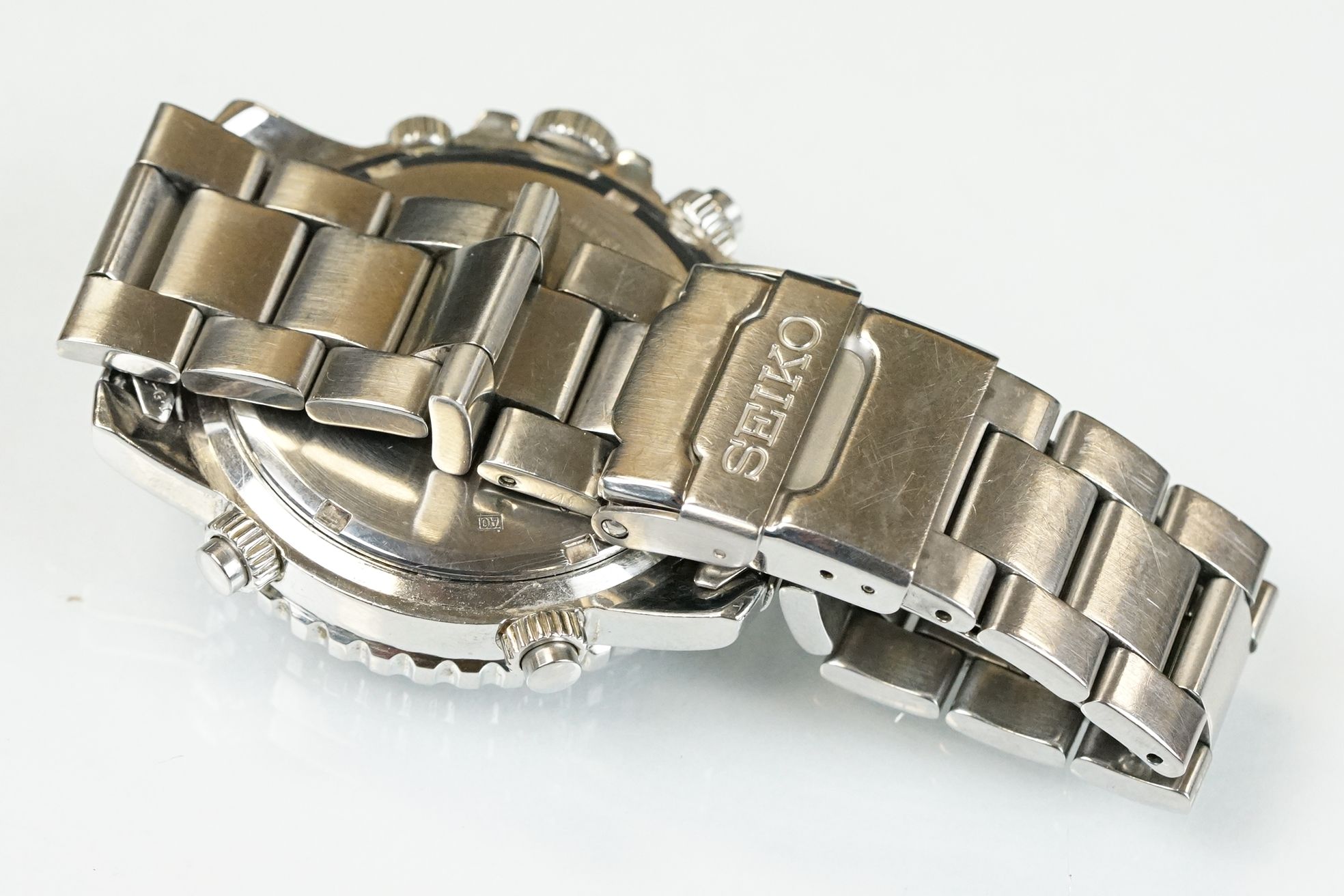 A gents Seiko Chronograph 100m water resistant wristwatch, three central sub dials, date function to - Image 7 of 9