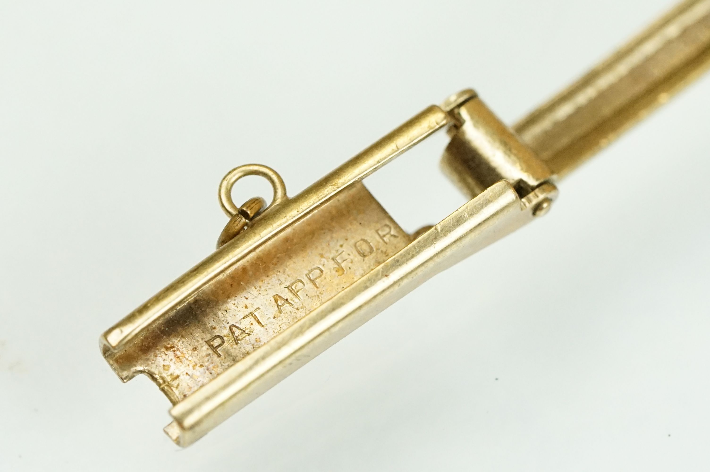 9ct gold cocktail watch having an oval face with baton markings to the chapter ring on a 9ct gold - Bild 5 aus 6