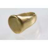 9ct gold hallmarked signet ring having an oval unengraved panel to the head. Hallmarked