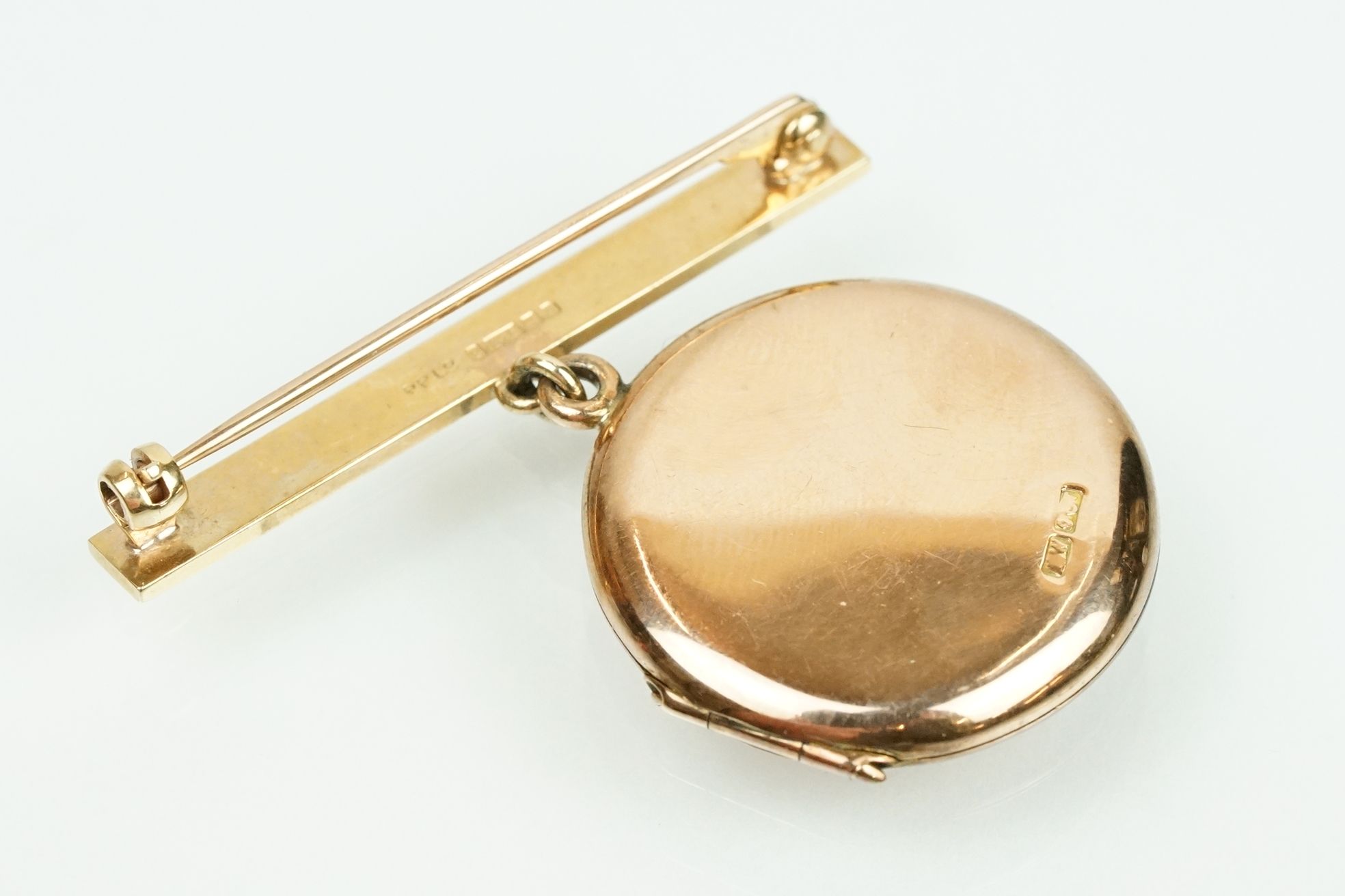 9ct gold hallmarked locket brooch. The bar brooch having a round locket suspended below with - Image 4 of 6