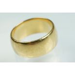 18ct gold band ring of wide D form. Hallmarked Chester 1916. Size T.